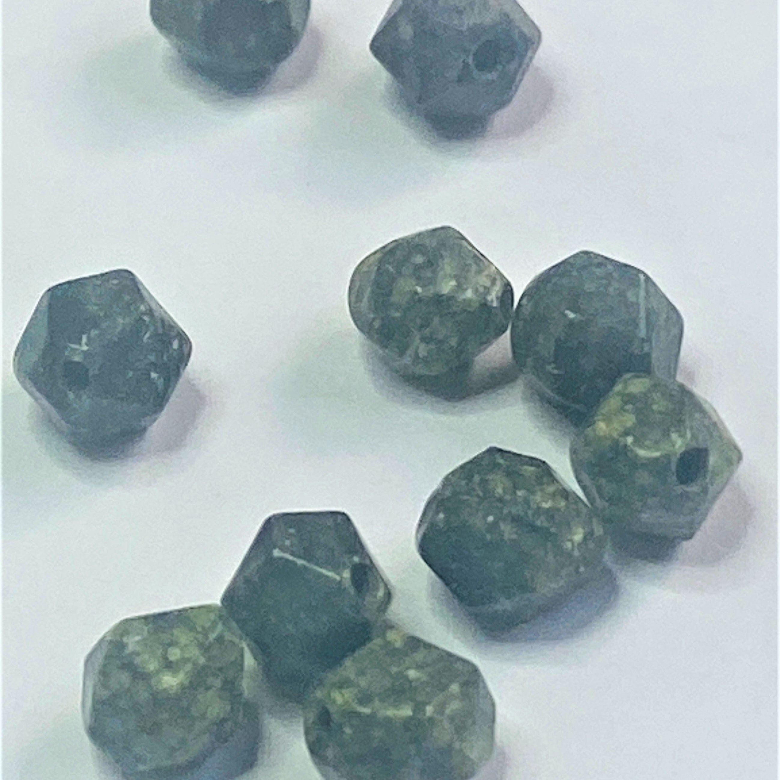 Perles de pierre de serpentine naturelle, taillées à facettes - (10pces)