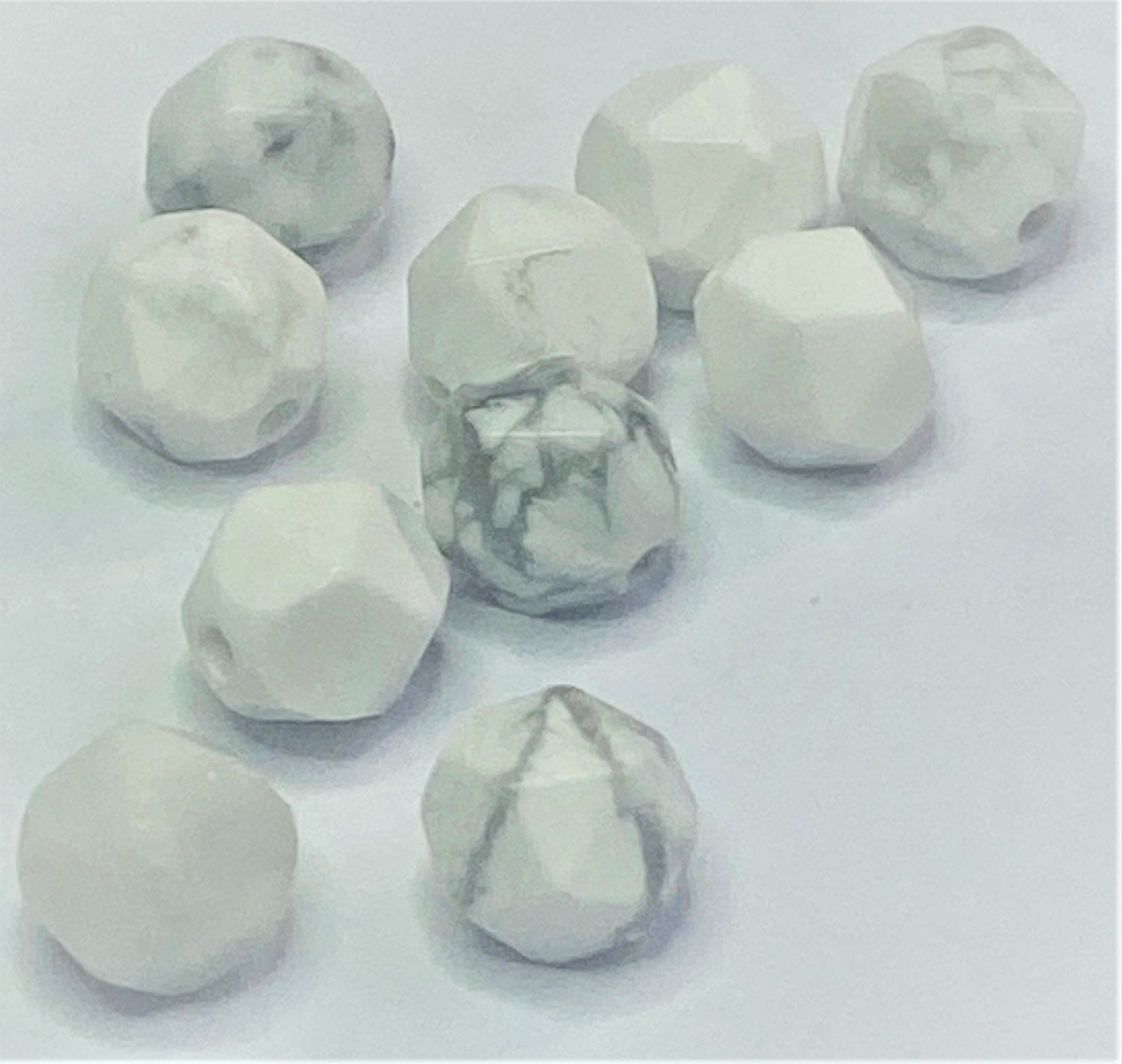 Perles en howlite naturelle, taillées à facettes - (10 pces)