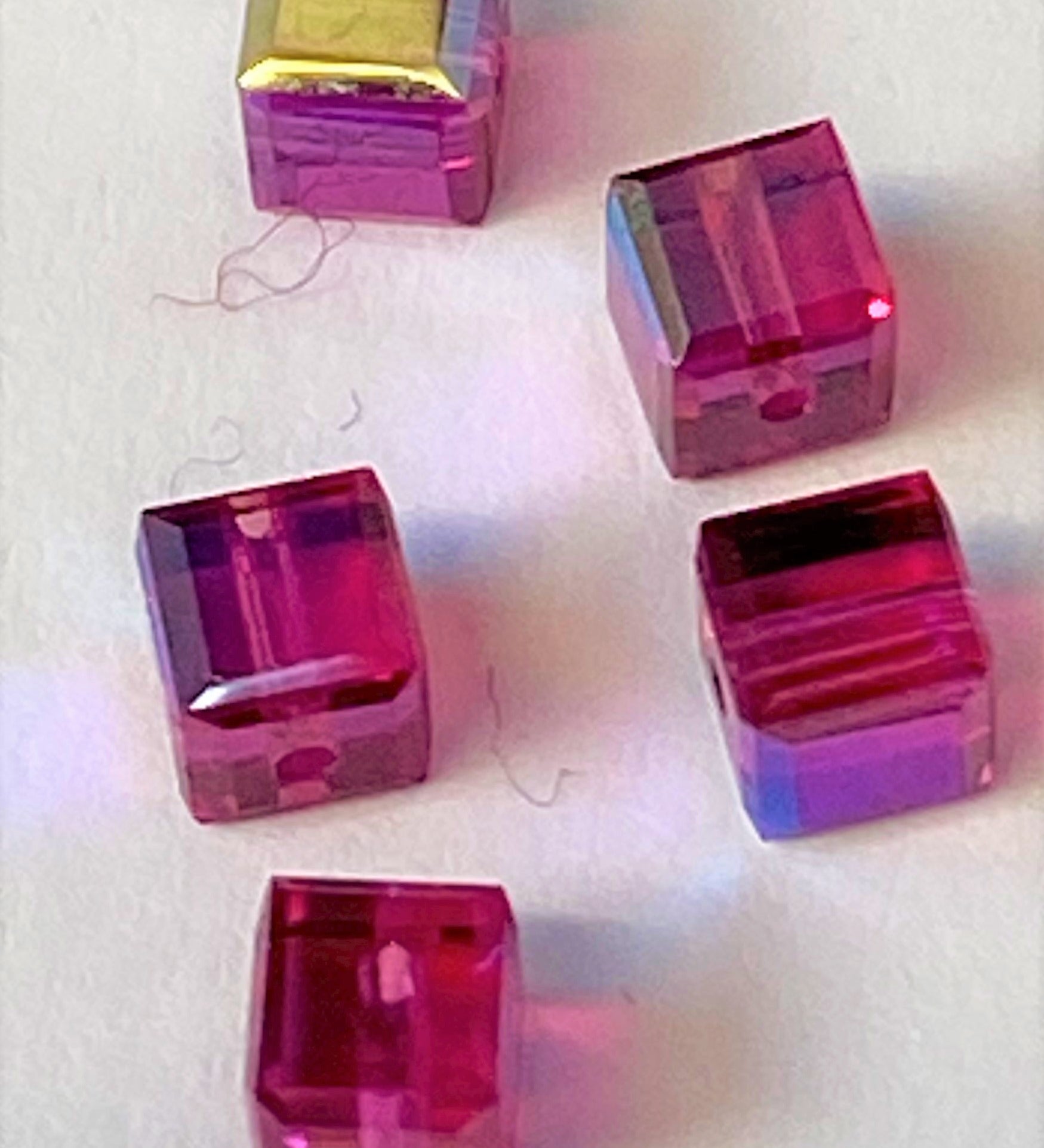 Cube 4 mm , Fuschia AB ( 5 pces)