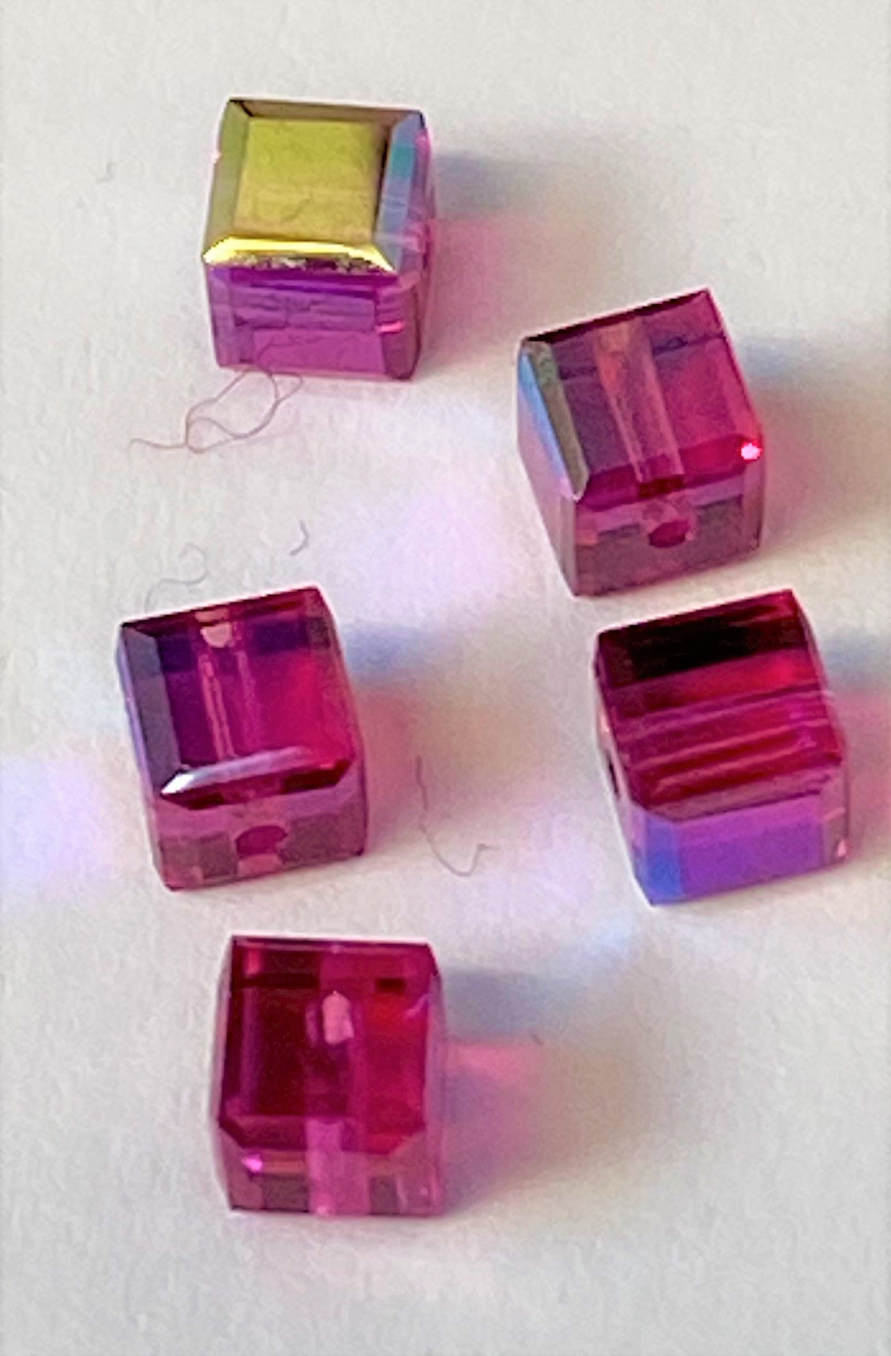 Cube 4 mm , Fuschia AB ( 5 pces)