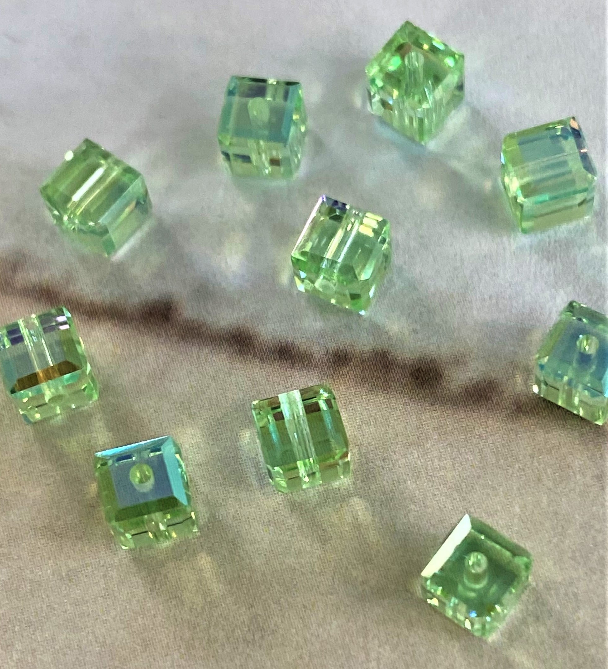 Cube 4mm , Chrysolite AB , (5pces)