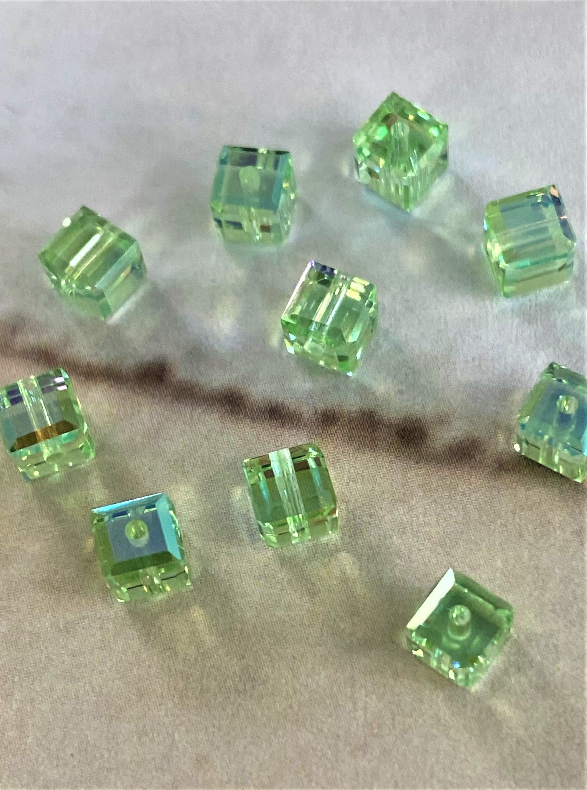 Cube 4mm , Chrysolite AB , (5pces)