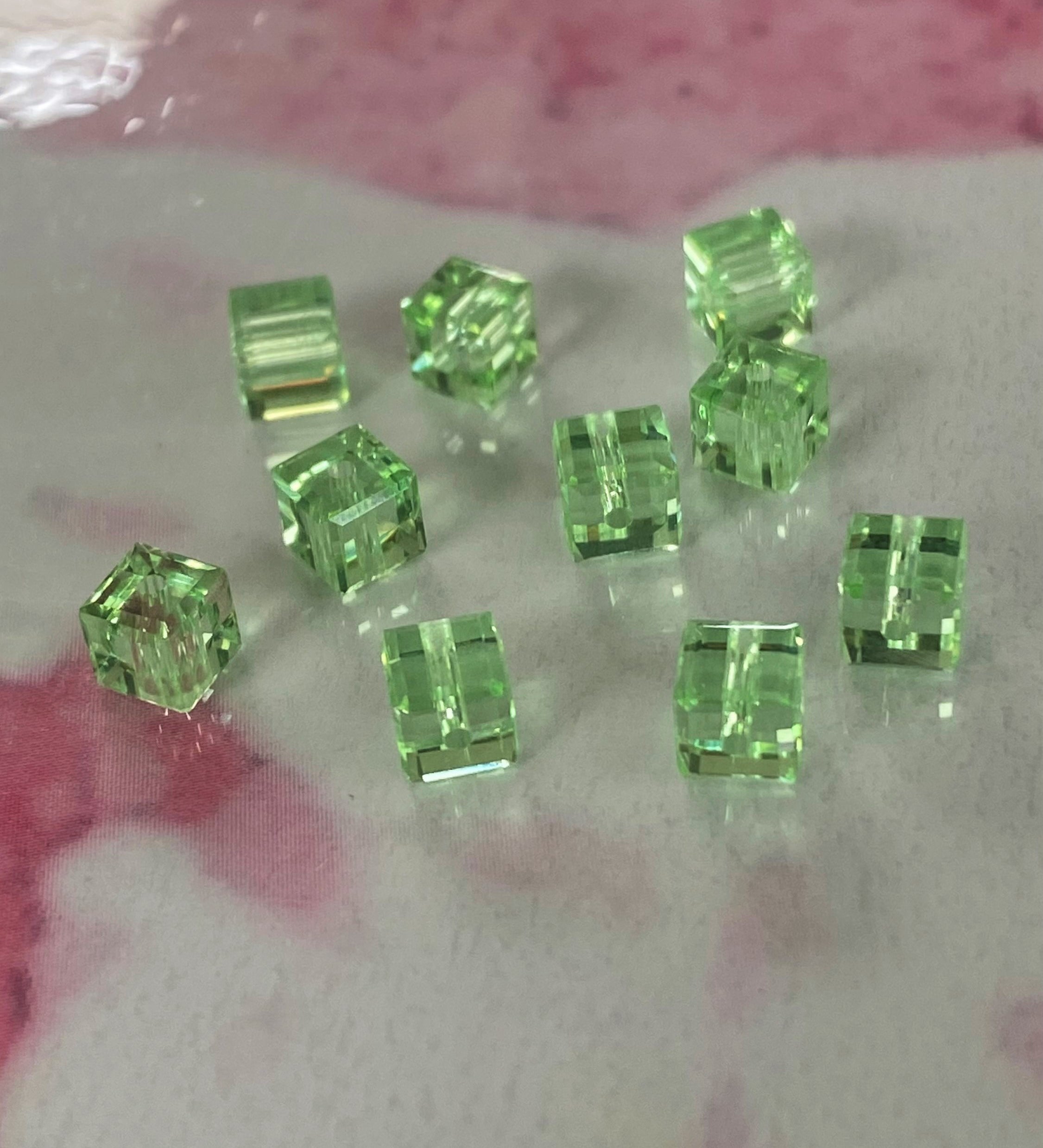 Cube 4mm , Chrysolite , (5pces)