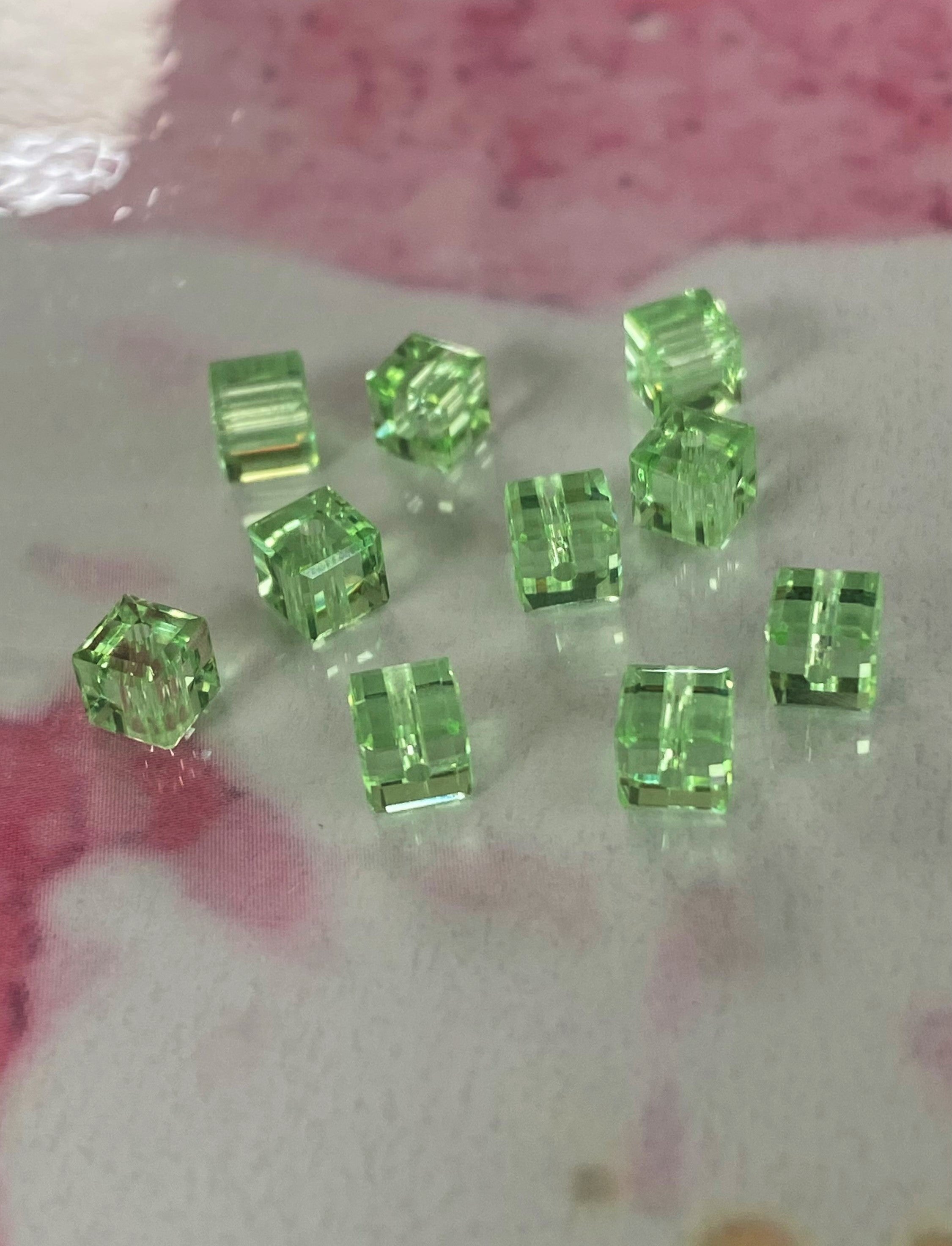 Cube 4mm , Chrysolite , (5pces)
