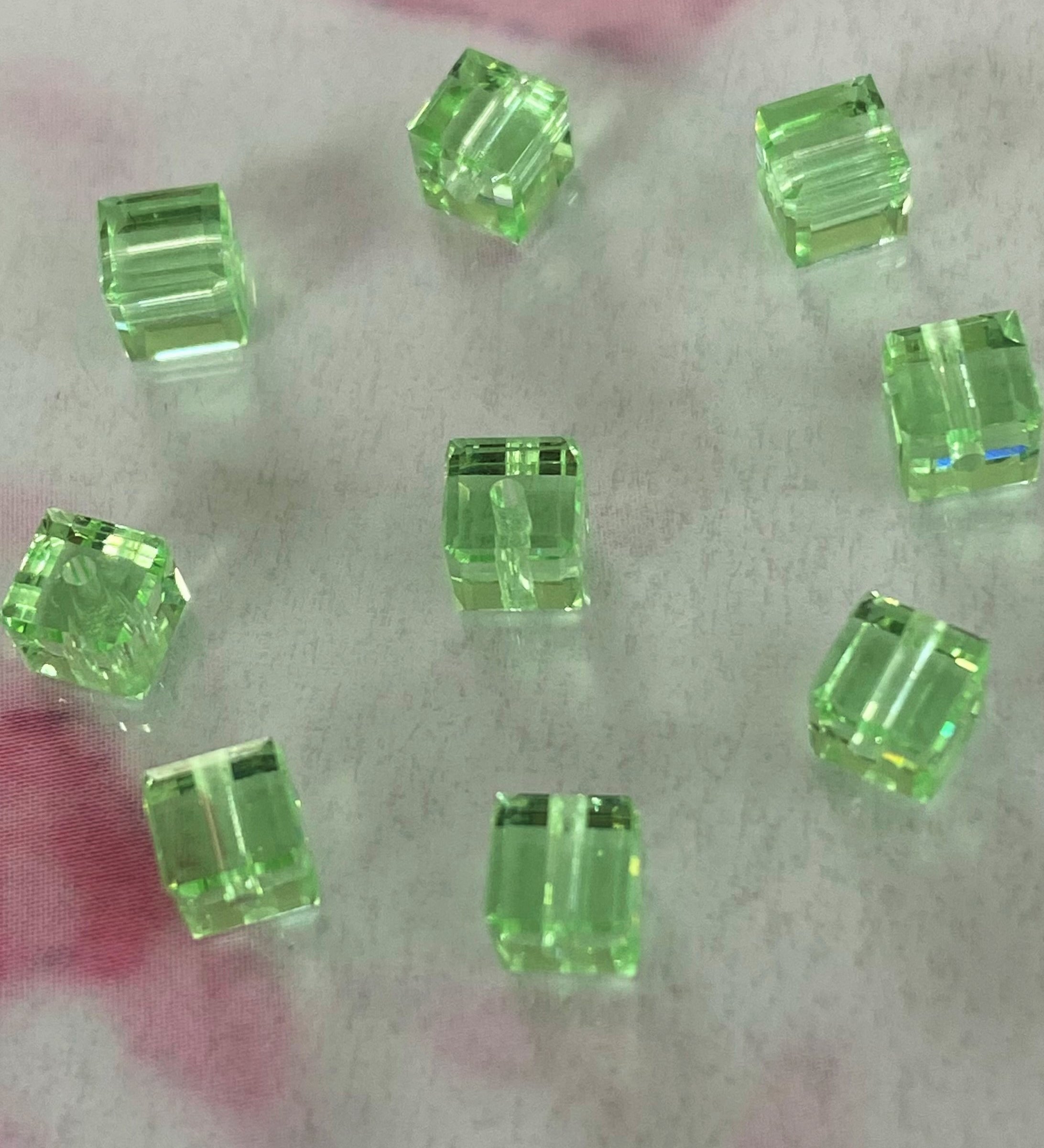 Cube 4mm , Chrysolite , (5pces)