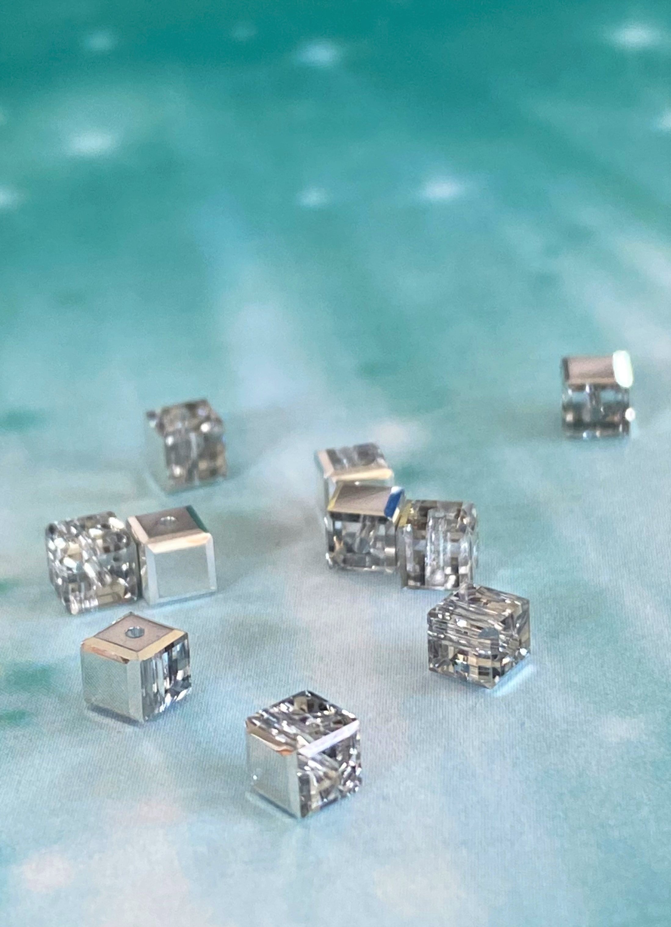 Cube 4mm,  Cornet Argent Light  (5pces)