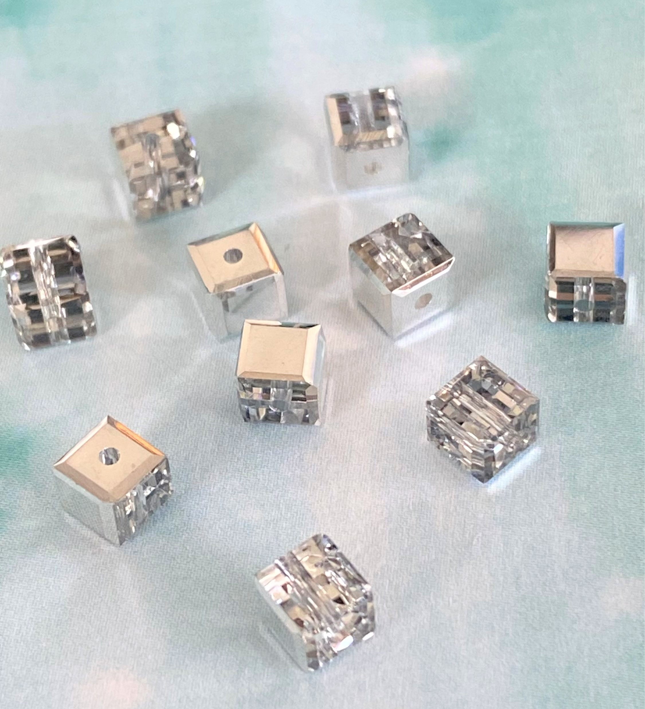 Cube 4mm,  Cornet Argent Light  (5pces)