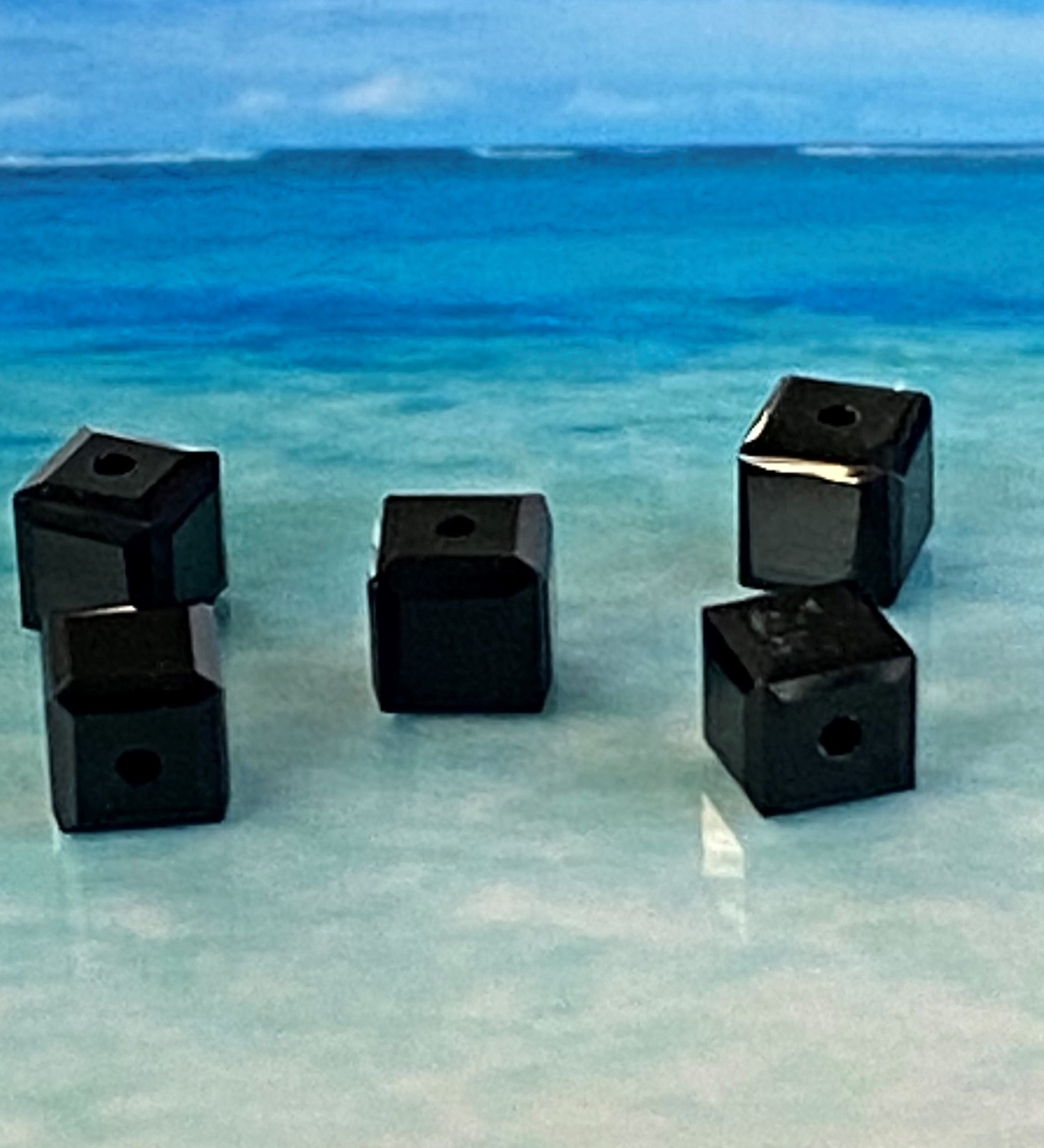 Cube 4mm , Jet  (5pces)