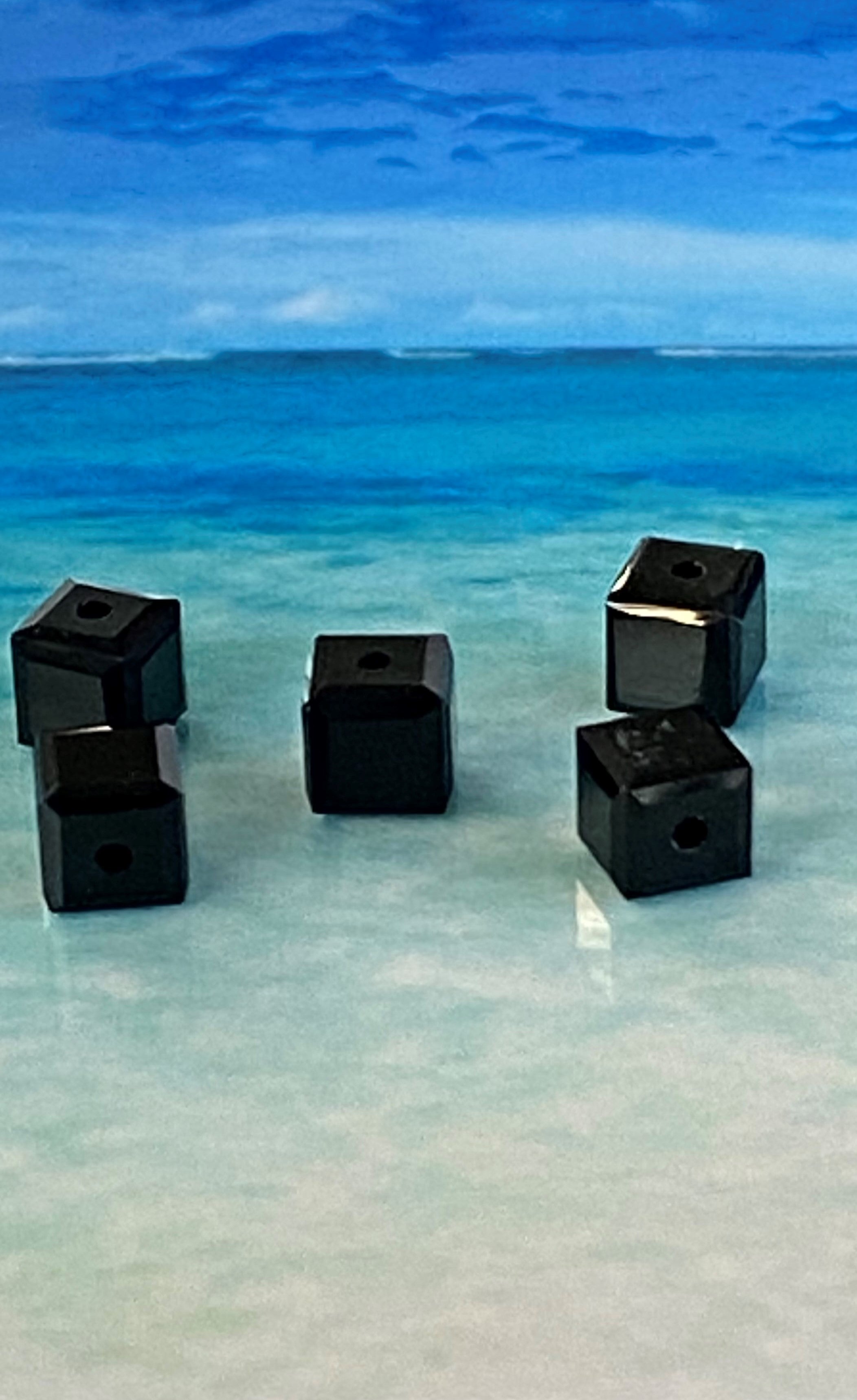Cube 4mm , Jet  (5pces)