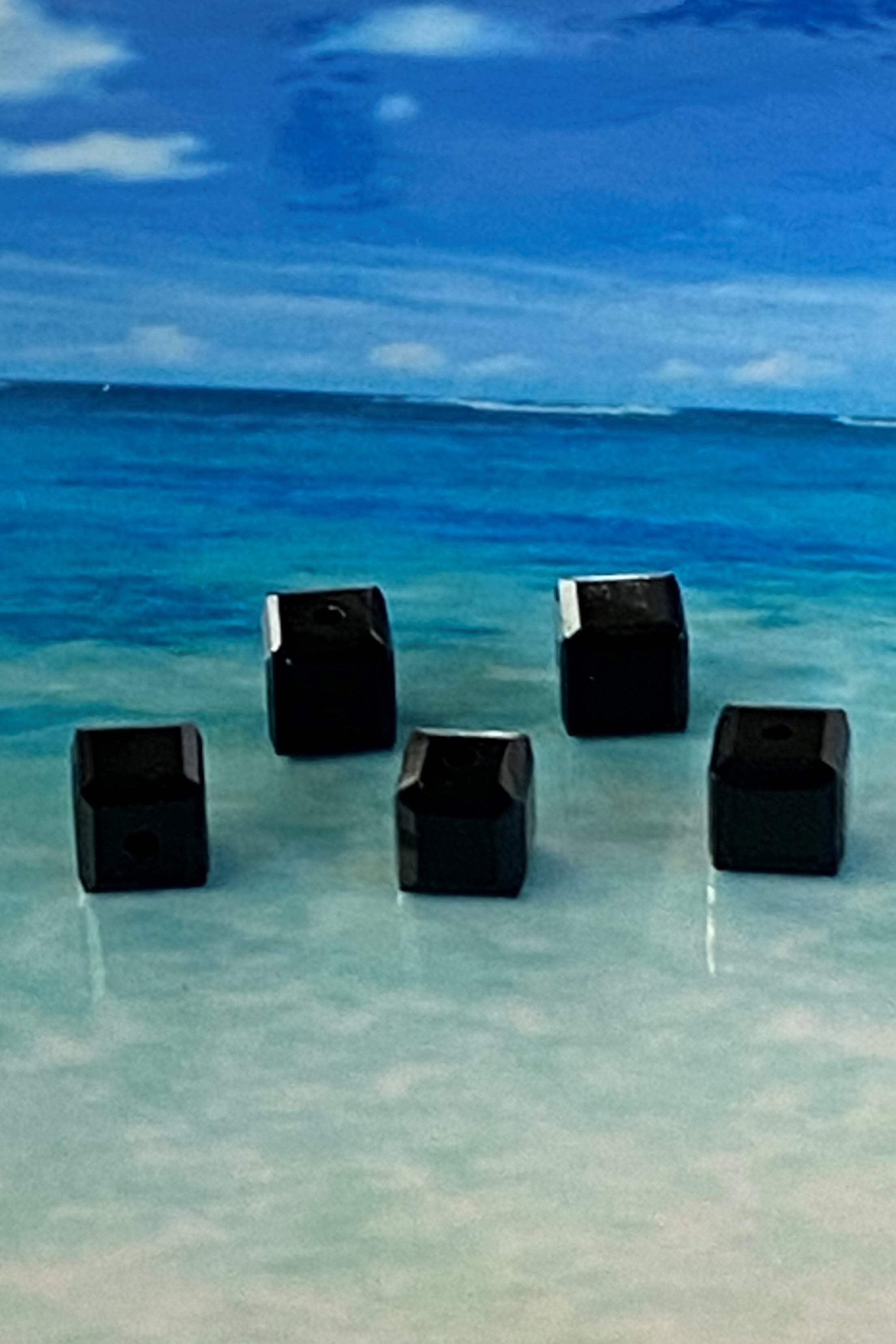 Cube 4mm , Jet  (5pces)