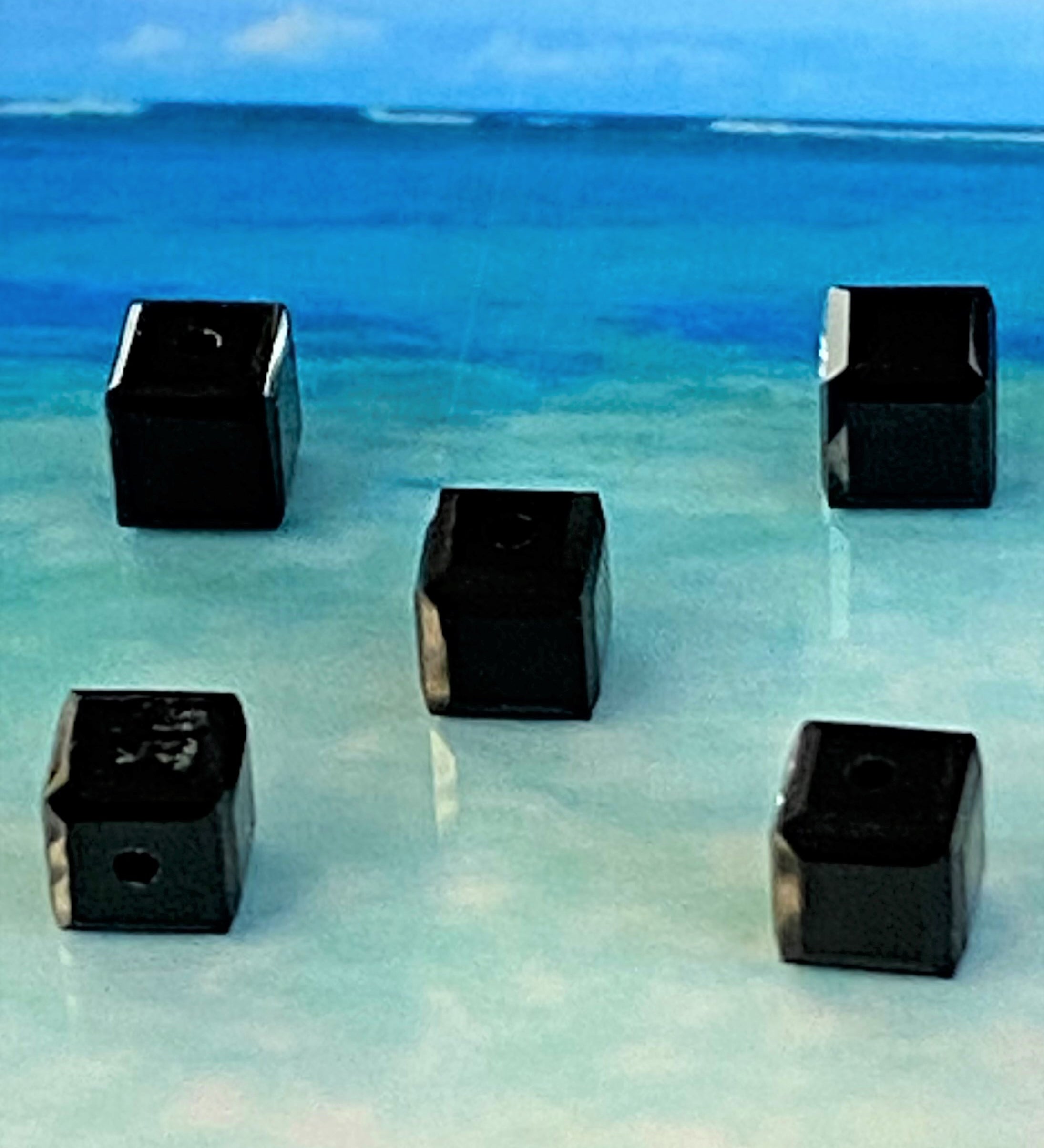 Cube 4mm , Jet  (5pces)