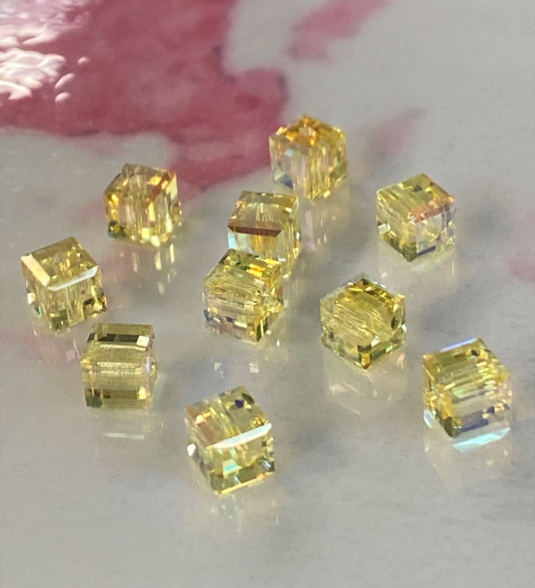 Cube 4mm , Jonquil AB, (5pces)