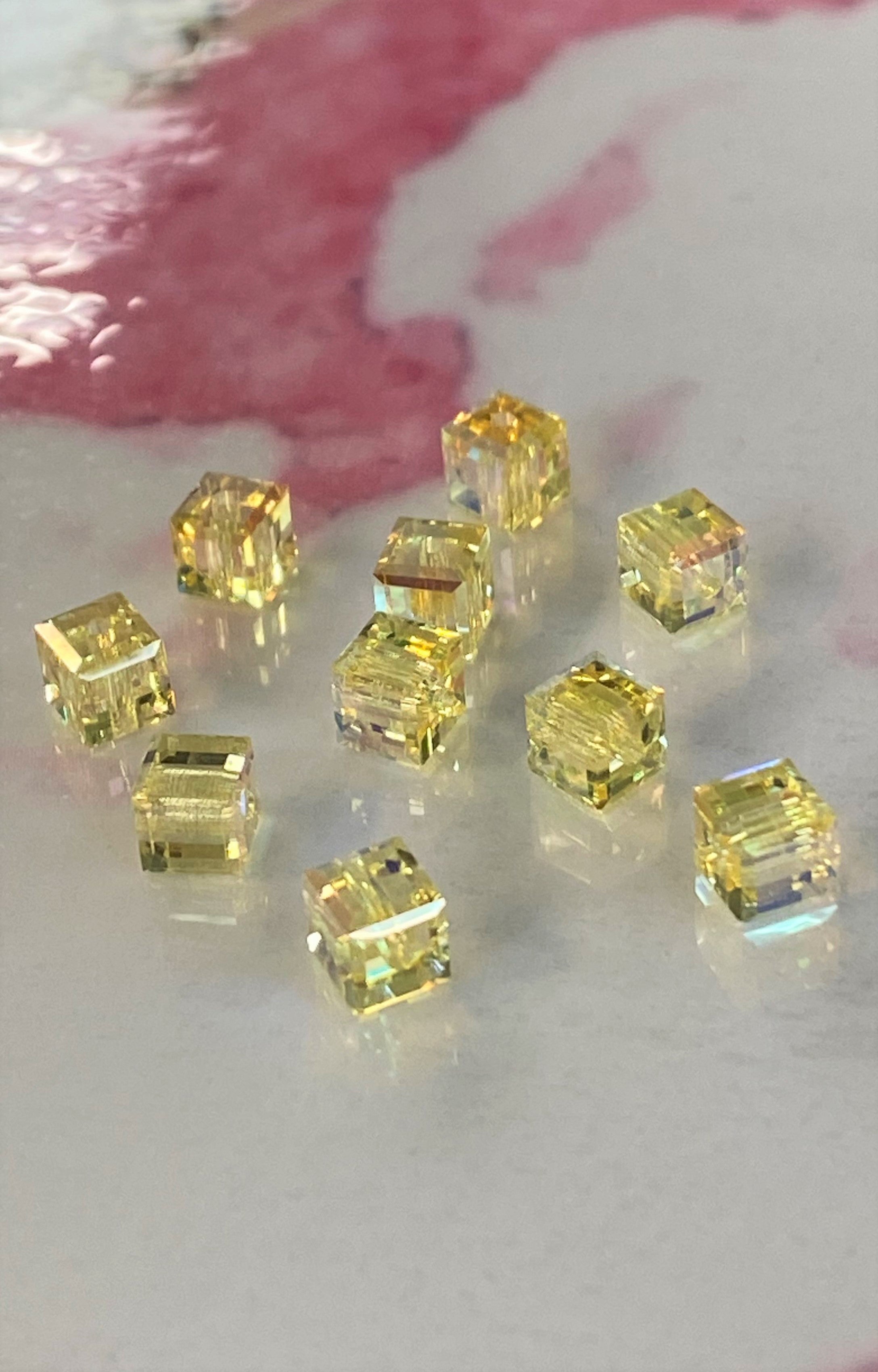 Cube 4mm , Jonquil AB, (5pces)