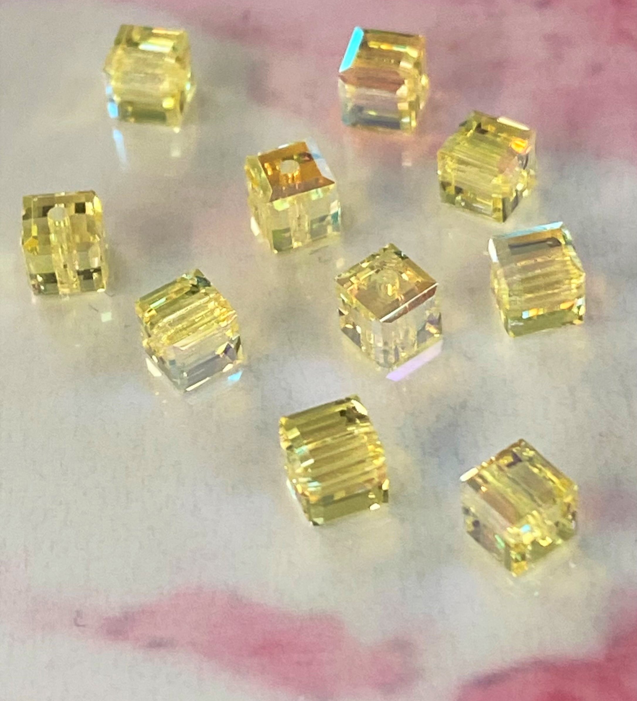 Cube 4mm , Jonquil AB, (5pces)