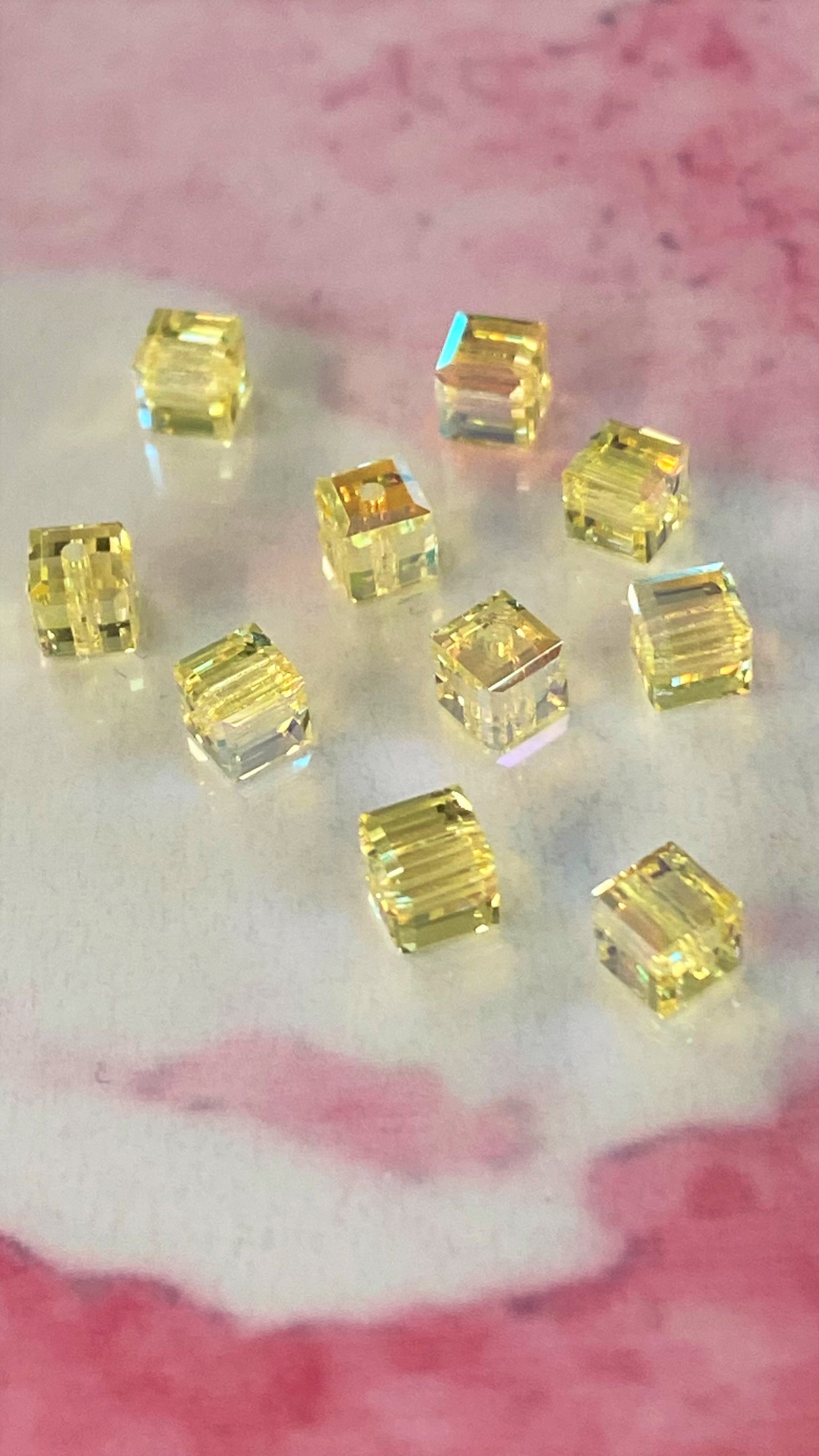 Cube 4mm , Jonquil AB, (5pces)