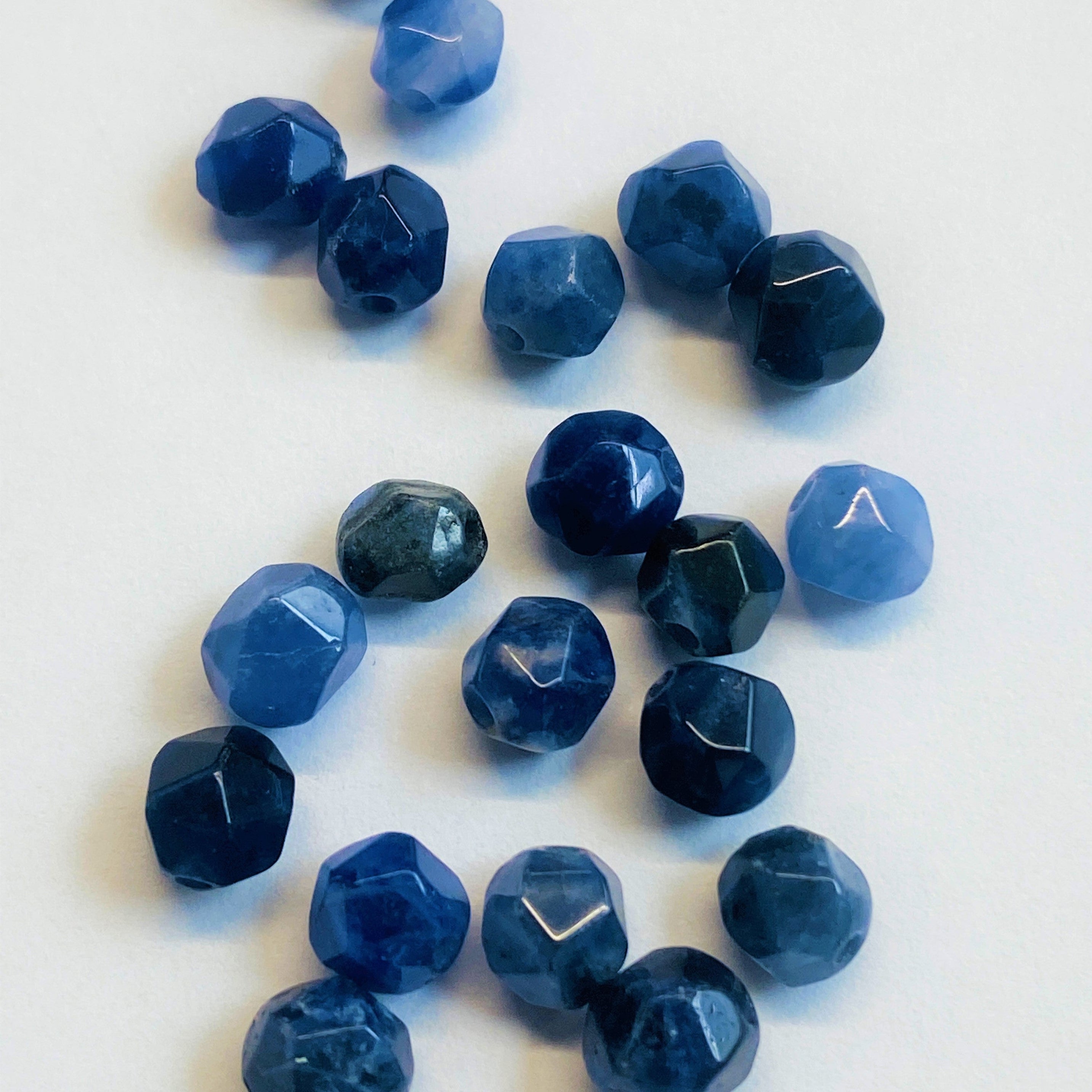 Perles de sodalite naturelle, taillées à facettes - (10 pces)