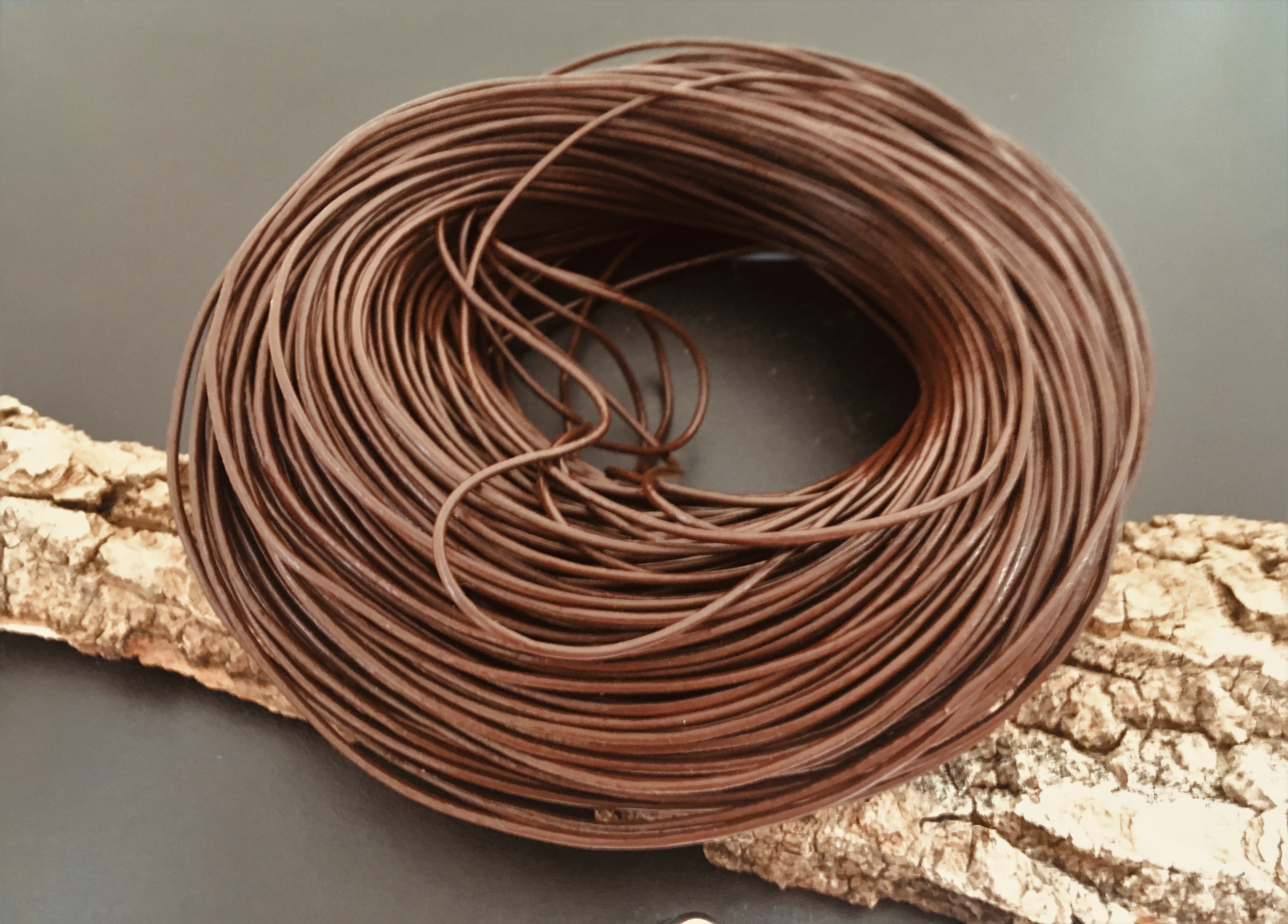 Cordon de cuir brun foncé 1.5 mm (1 mètre) 