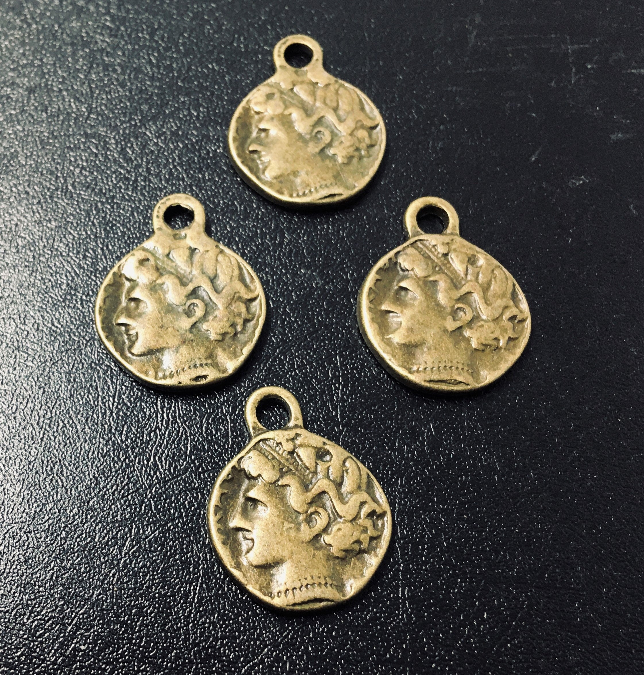 Pendentif sculpté sur les deux faces style tibétain - visage homme (1 pce)