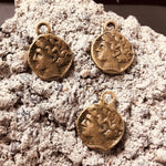 Pendentif sculpté sur les deux faces style tibétain - visage homme (1 pce)