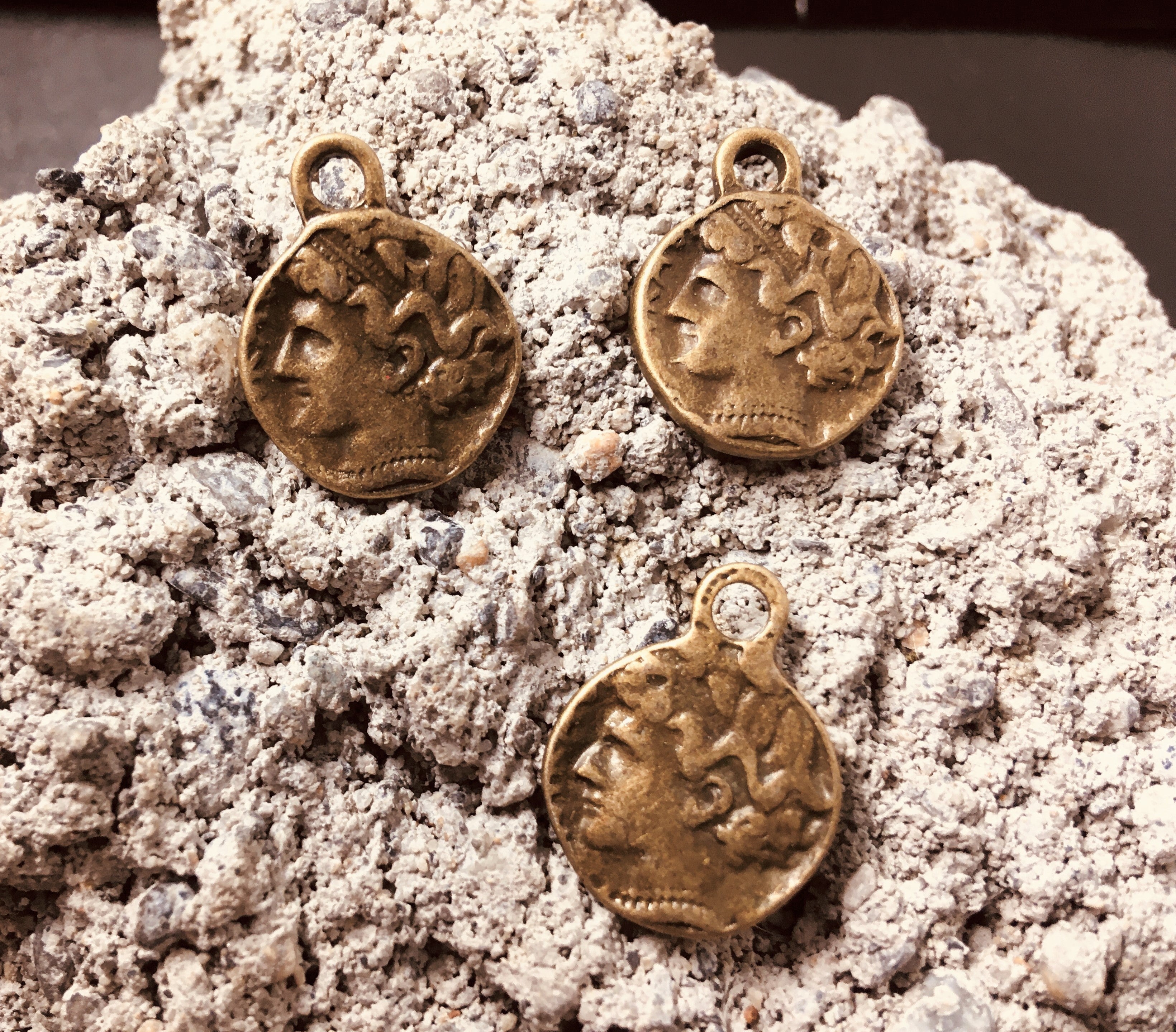 Pendentif sculpté sur les deux faces style tibétain - visage homme (1 pce)