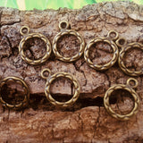 Pendentif anneau sculpté sur les deux faces - style tibétain (1pce)