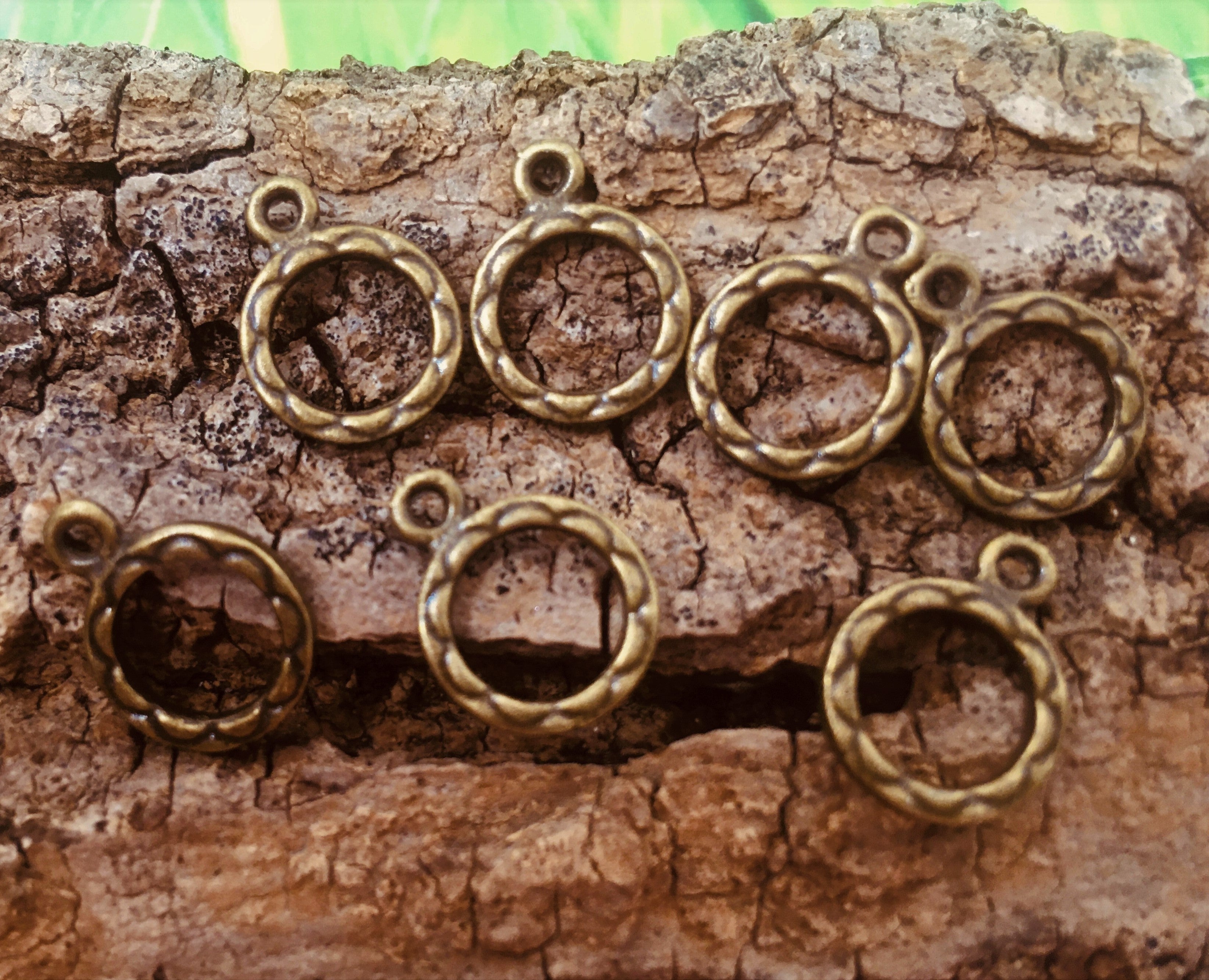 Pendentif anneau sculpté sur les deux faces - style tibétain (1pce)