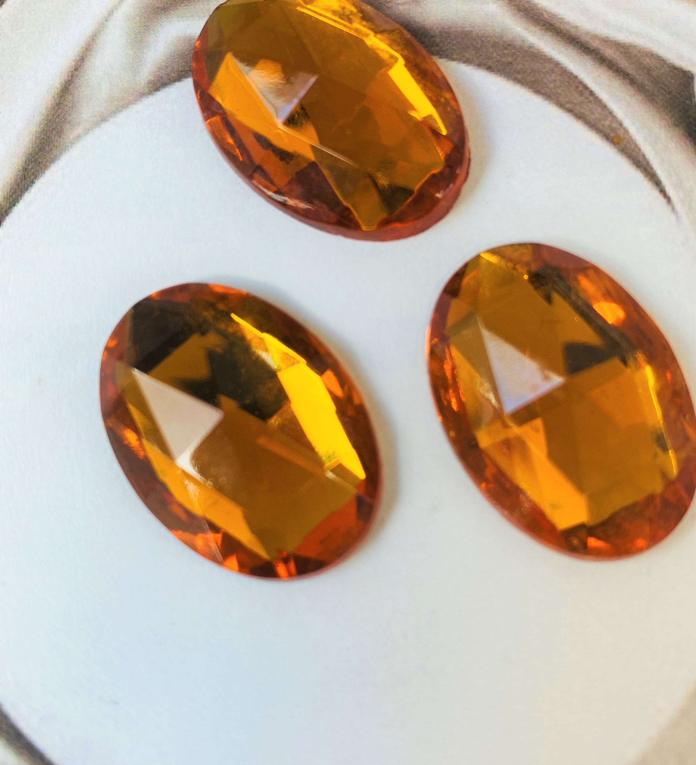 Cabochon ovale en verre facetté Light Topaze (2pces)