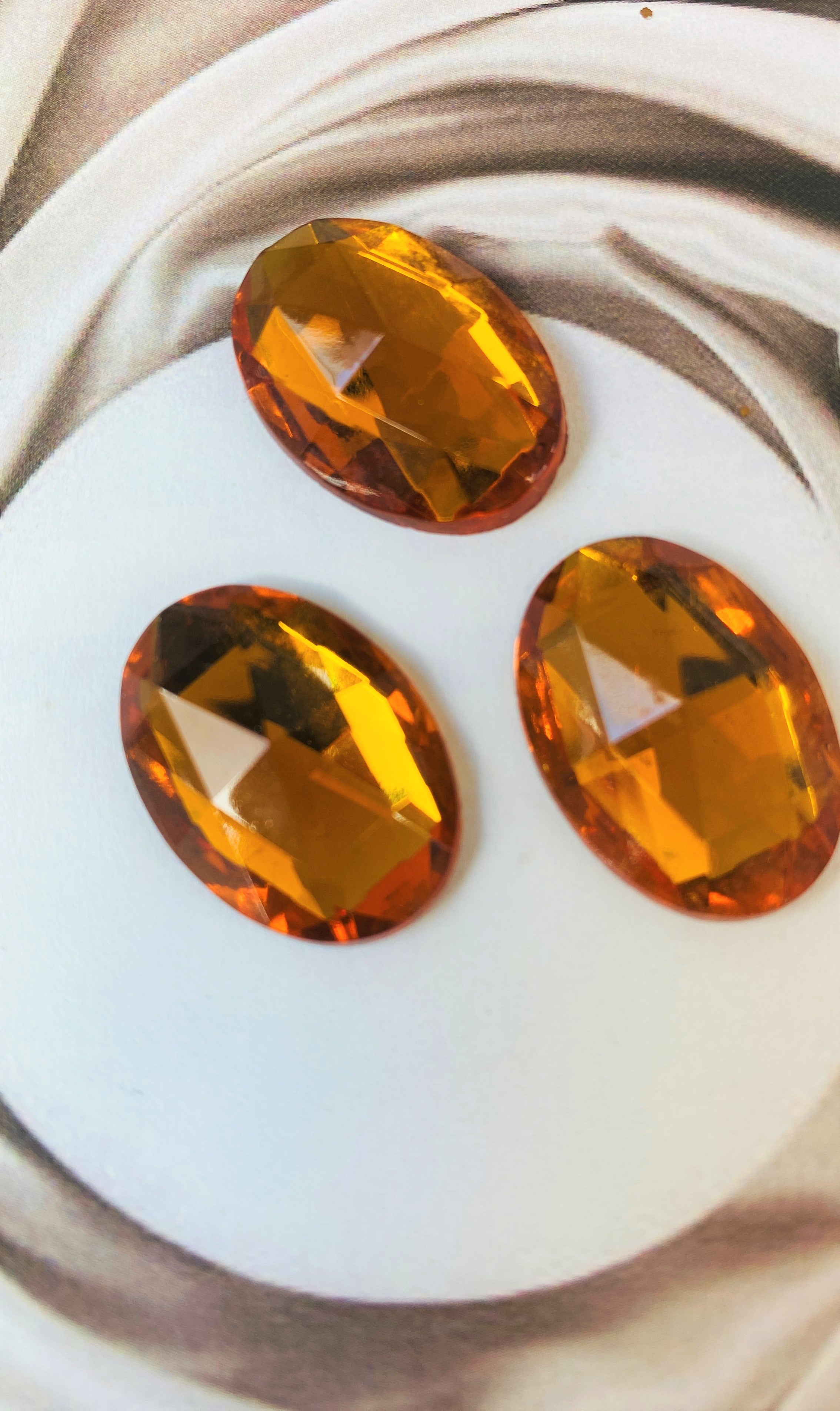 Cabochon ovale en verre facetté Light Topaze (2pces)