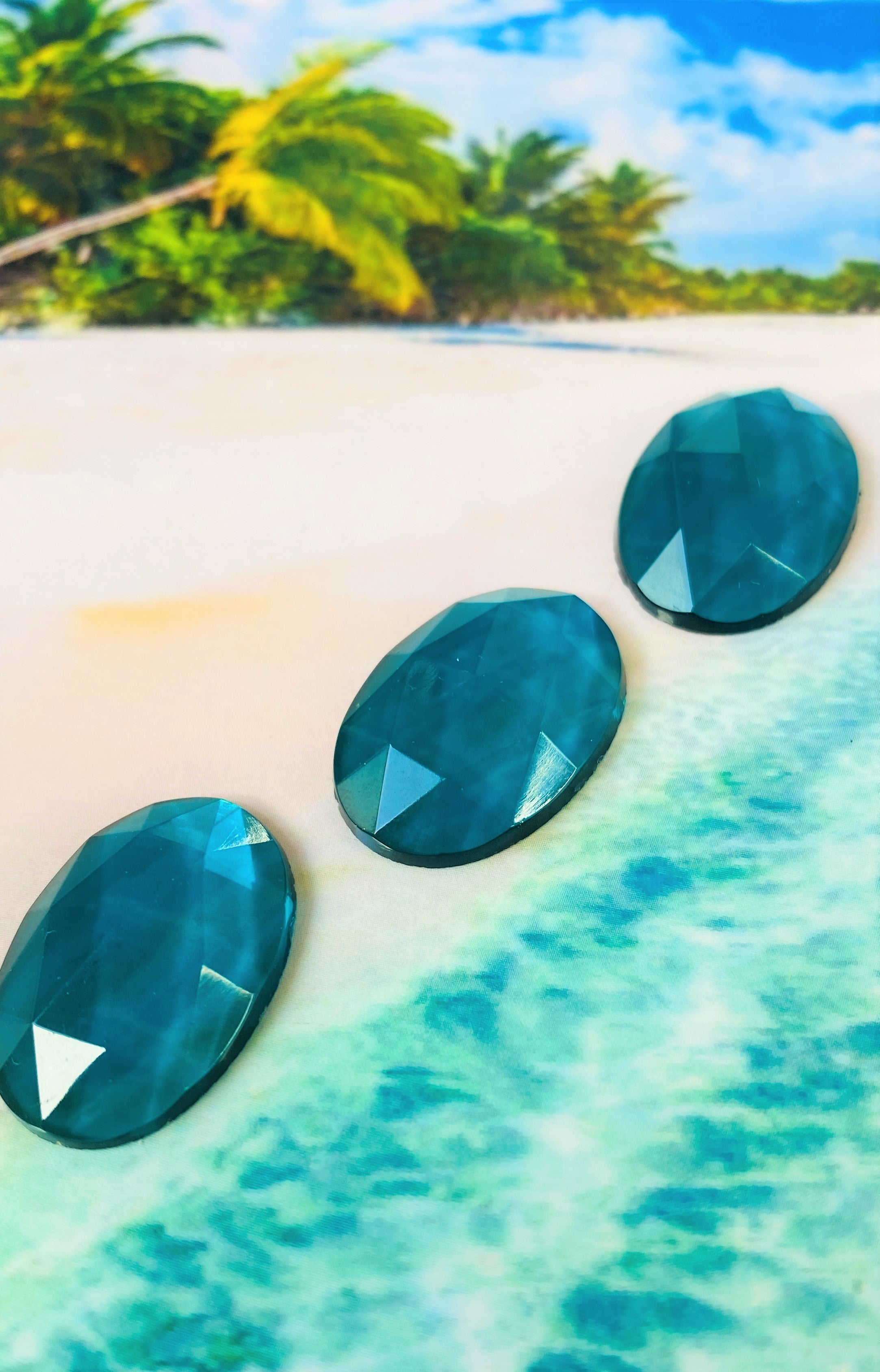 Cabochon ovale en verre facetté Emeraude (2pces)