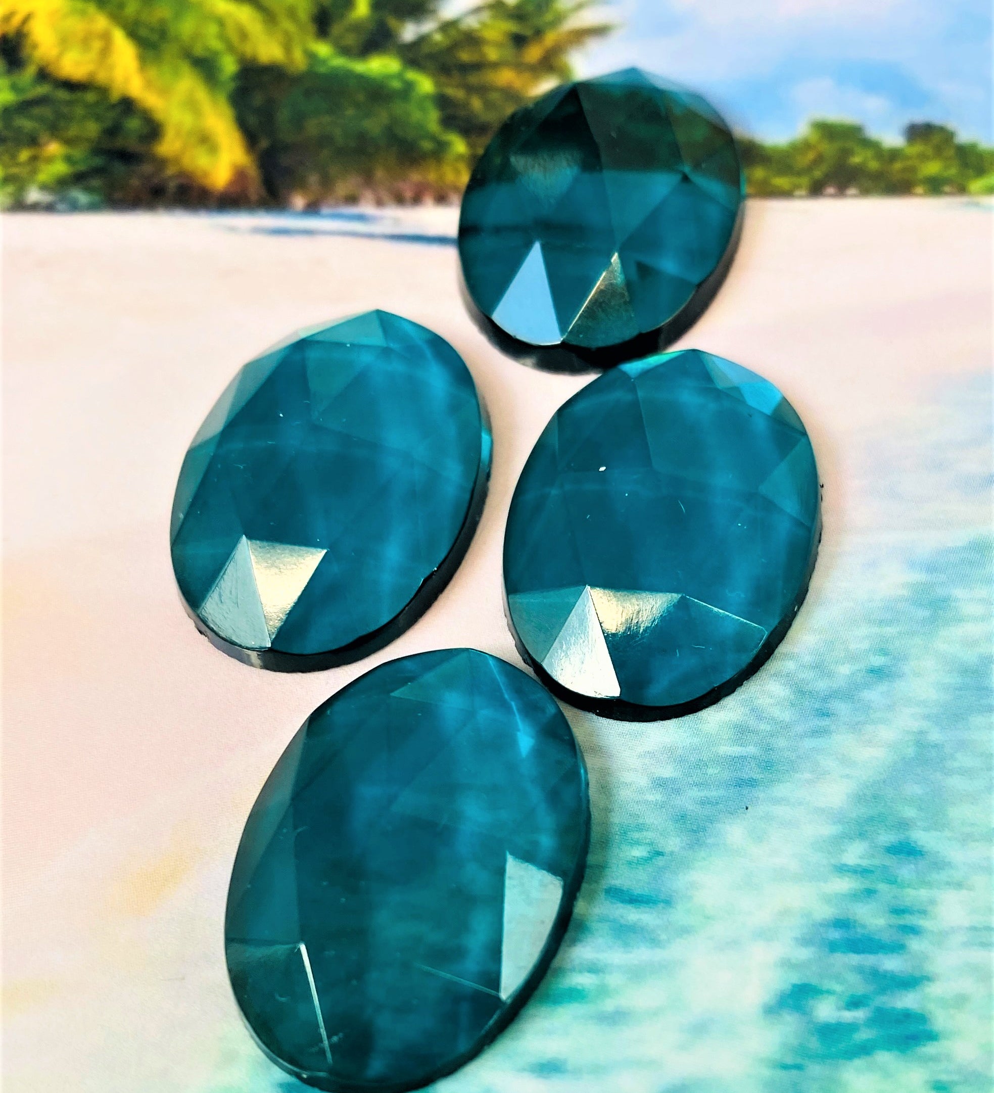 Cabochon ovale en verre facetté Emeraude (2pces)