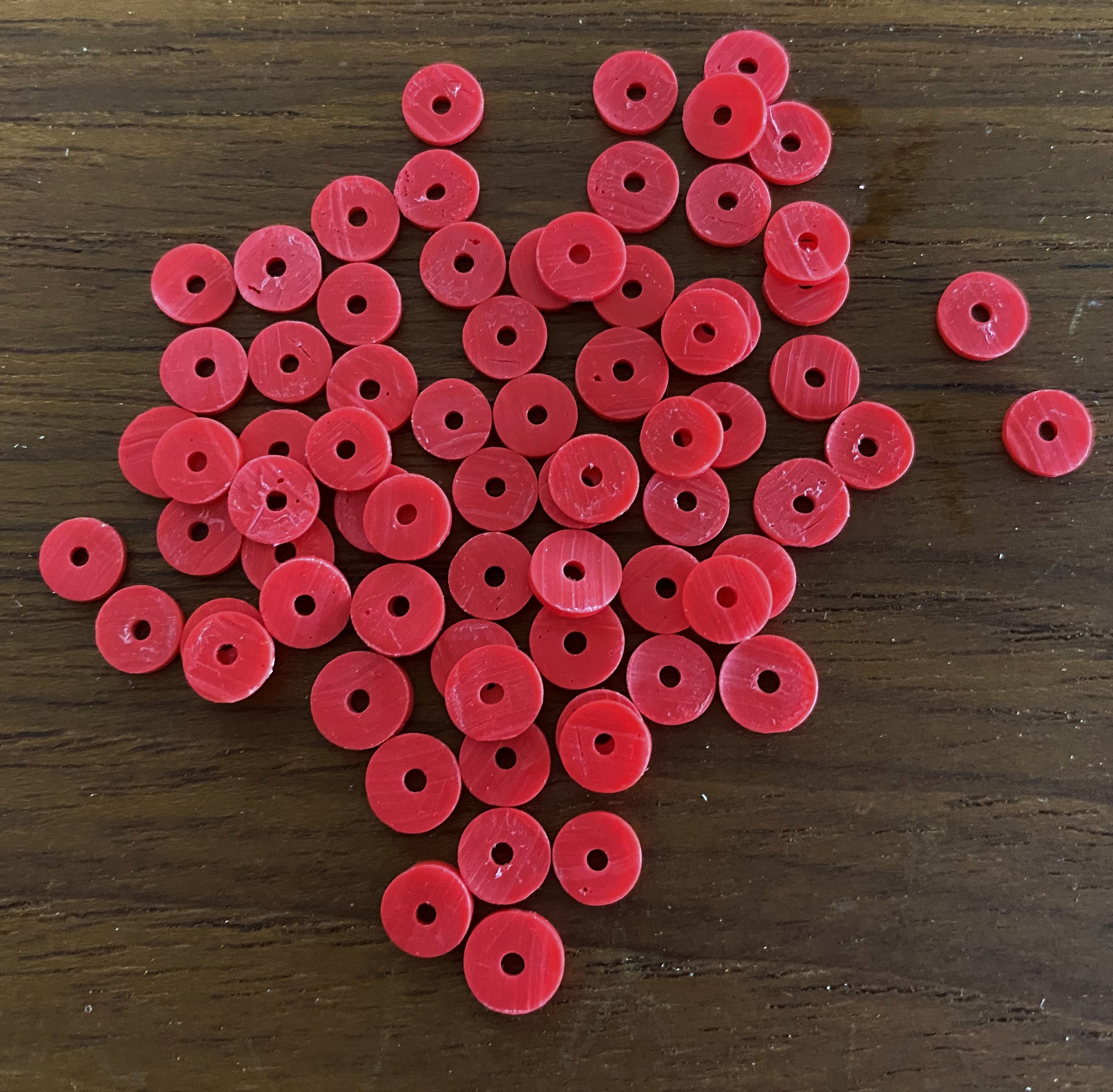 Perles Heishi  Rouge (5 g ~100 pces)