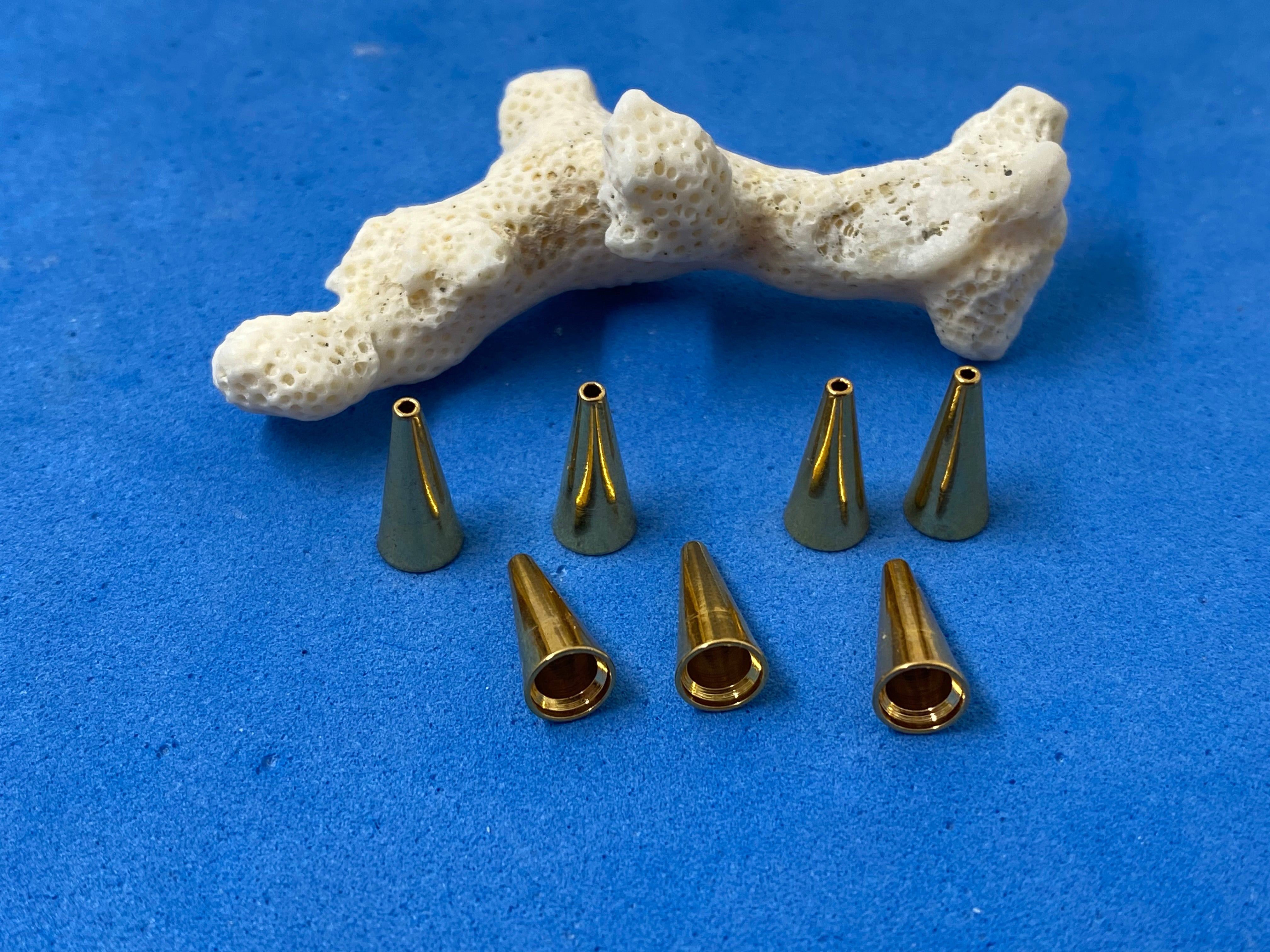 Calotte -Cone en métal dorée 11 mm (2 pces)