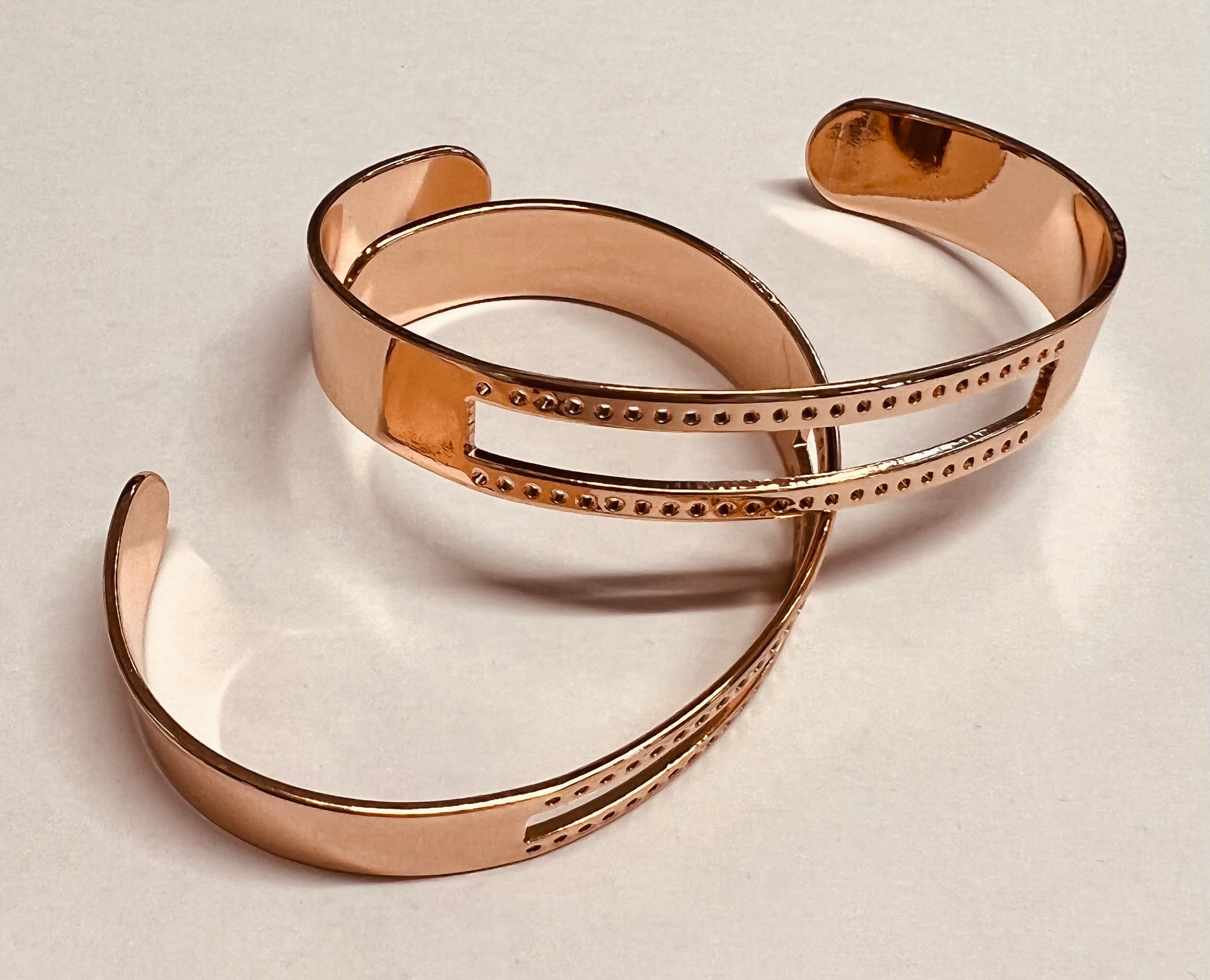 Bracelet manchette avec deux rangées de trous en plaqué Or rose (1 pièce)