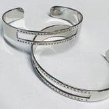 Bracelet manchette avec deux rangées de trous en plaqué en laiton plaqué Rhodium (1 pièce)