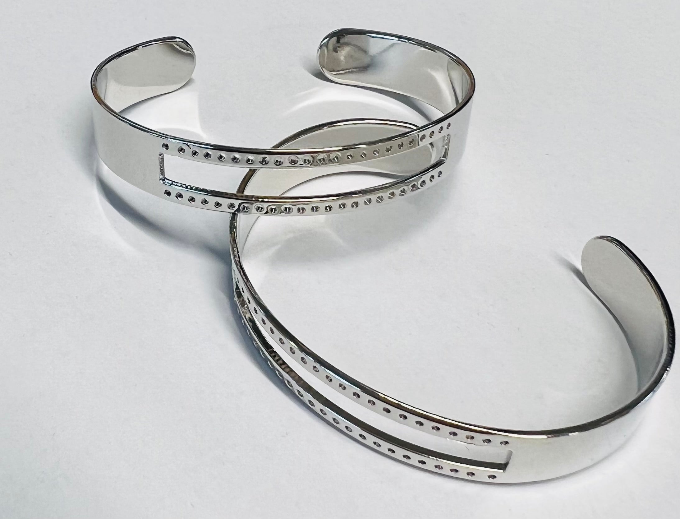 Bracelet manchette avec deux rangées de trous en plaqué en laiton plaqué Rhodium (1 pièce)