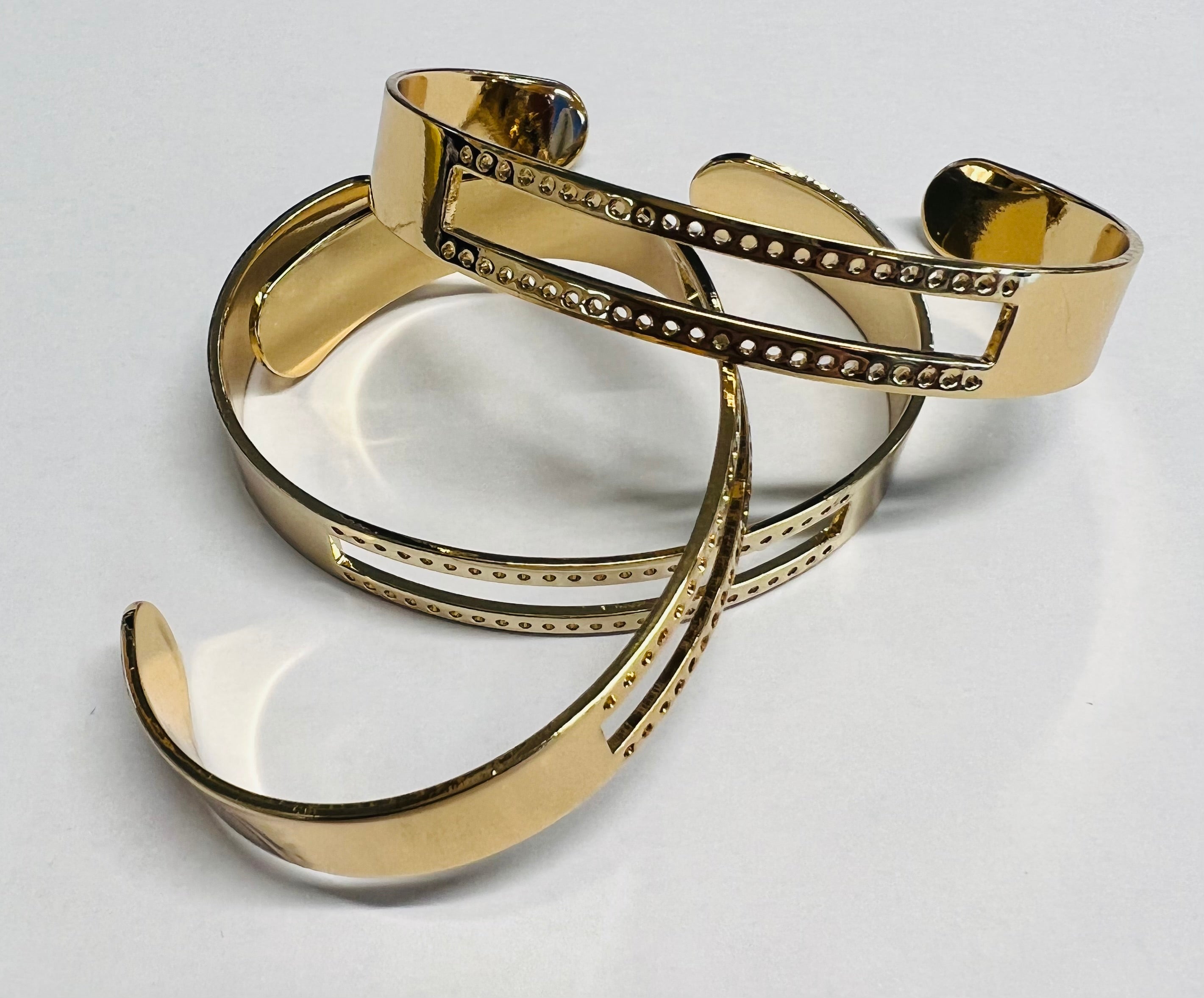 Bracelet manchette avec deux rangées de trous en plaqué Or (1 pièce)