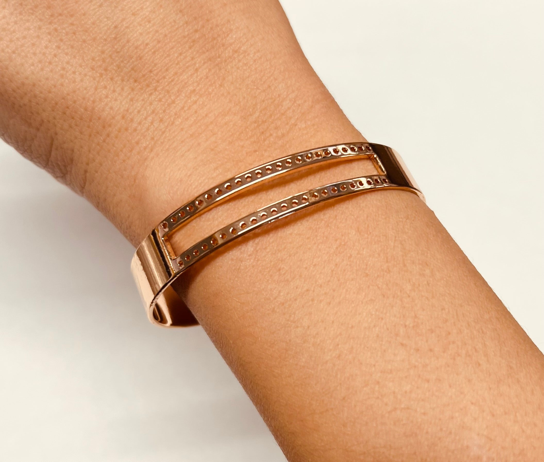 Bracelet manchette avec deux rangées de trous en plaqué Or rose (1 pièce)