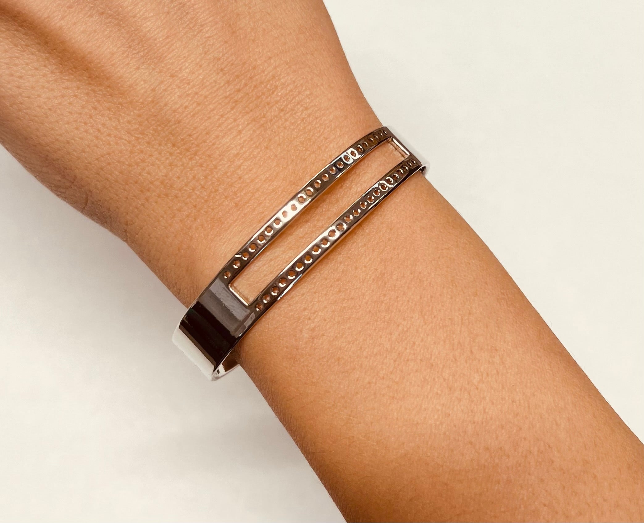 Bracelet manchette avec deux rangées de trous en plaqué en laiton plaqué Rhodium (1 pièce)