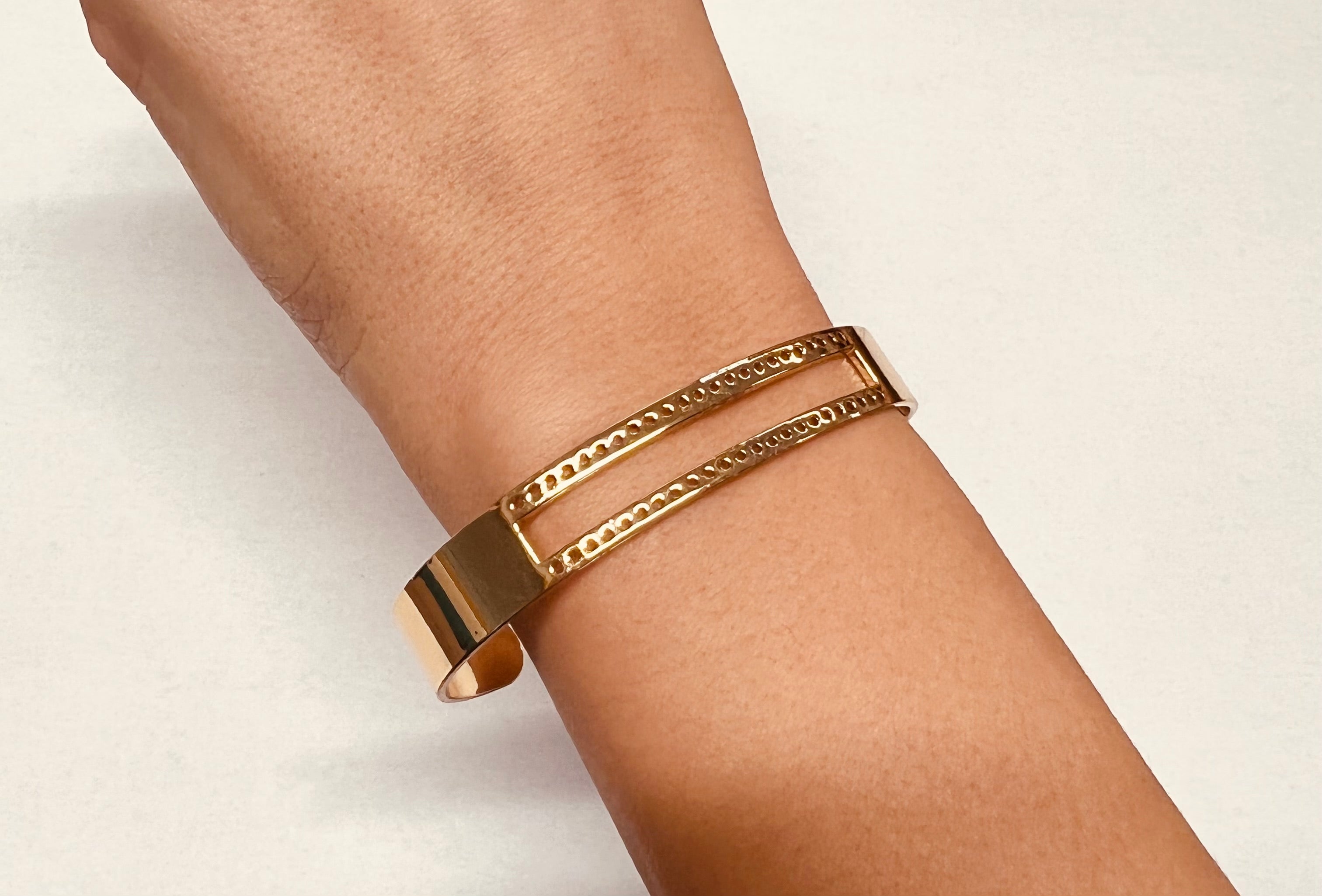 Bracelet manchette avec deux rangées de trous en plaqué Or (1 pièce)