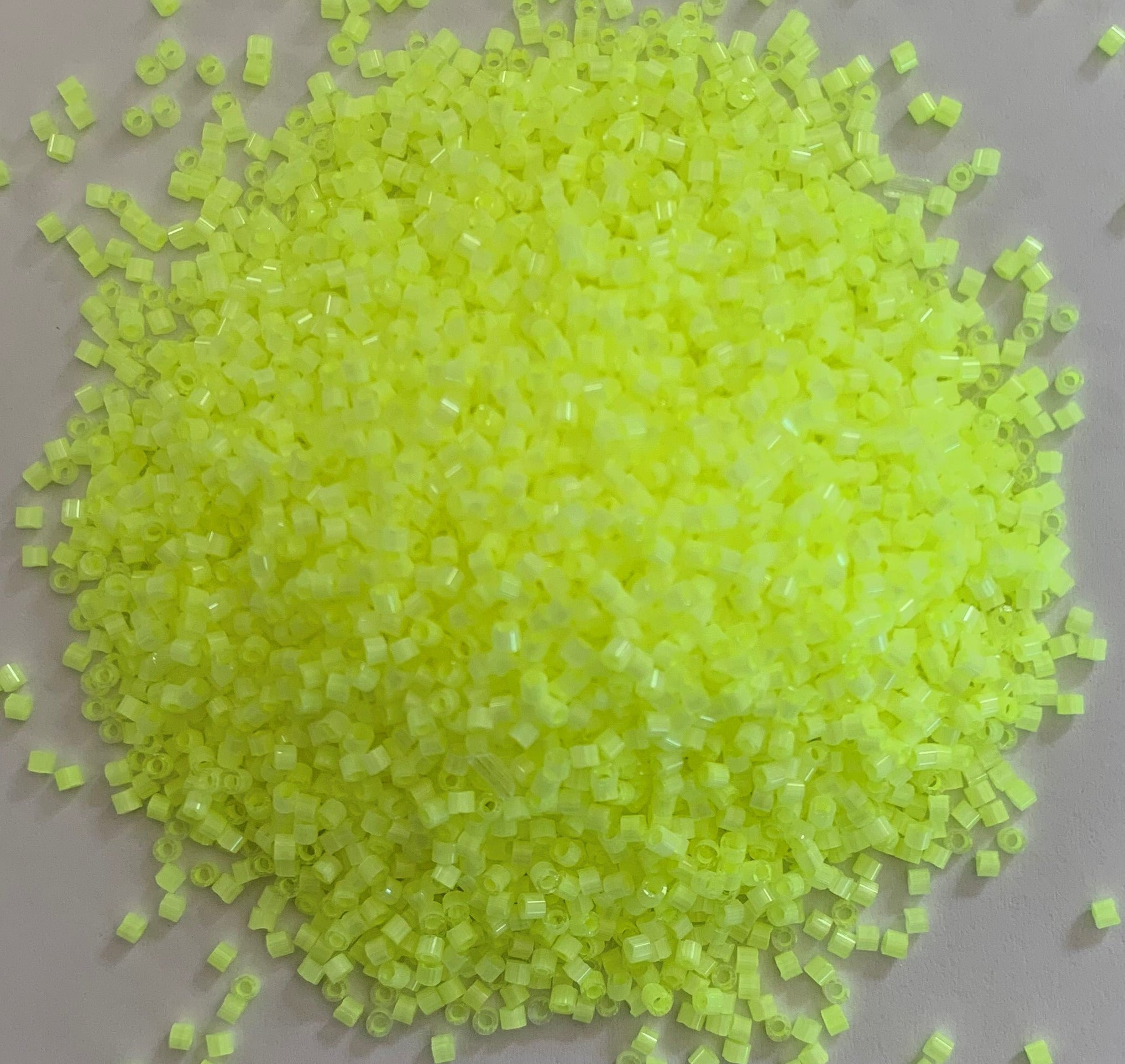 Delica 11 - Perle de verre intérieur en soie teintée à la chaux - Citron vert - 4 g