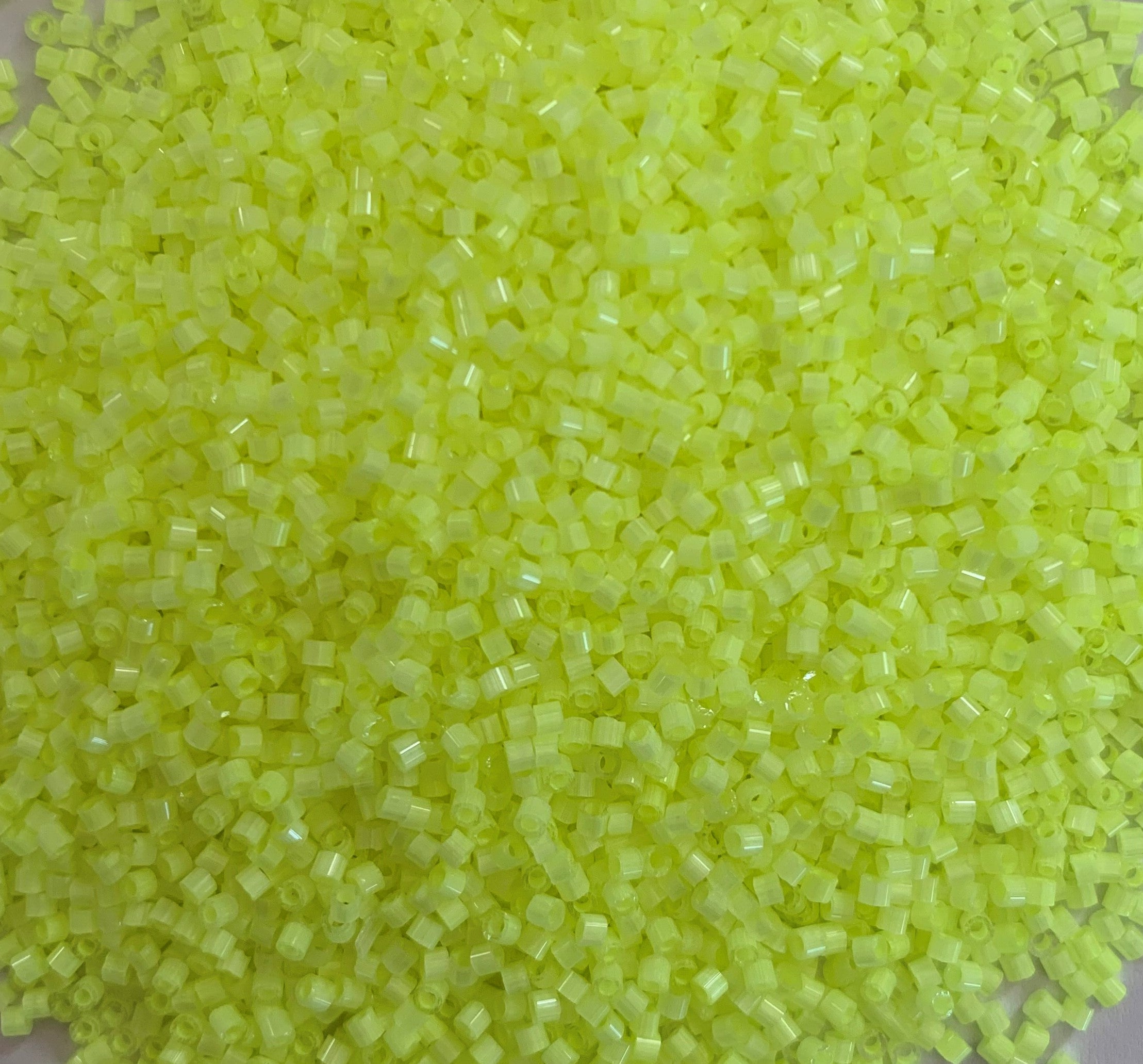 Delica 11 - Perle de verre intérieur en soie teintée à la chaux - Citron vert - 4 g