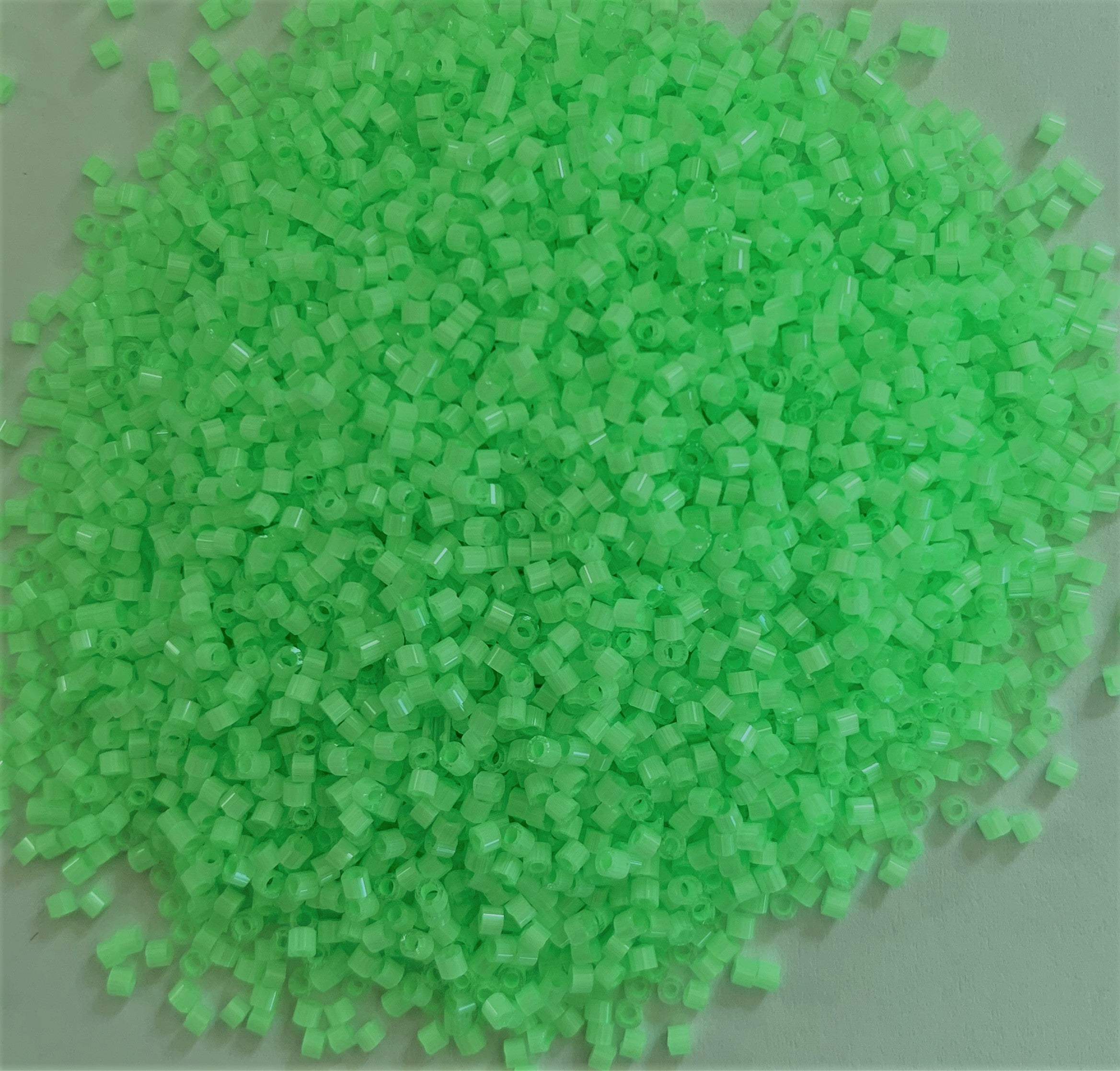 Delica 11 - Vert menthe en soie teintée  (4 g)