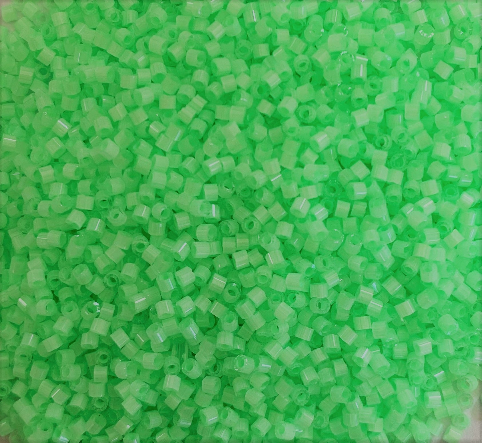 Delica 11 - Vert menthe en soie teintée  (4 g)