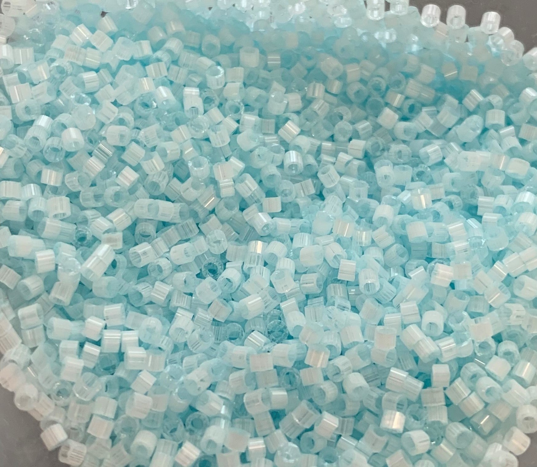 Delica 11 - Bleu glacée en soie teinté (4 g)