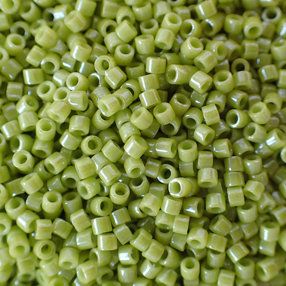 Delica 11 - Chartreuse lustrée Opaque (4 g)