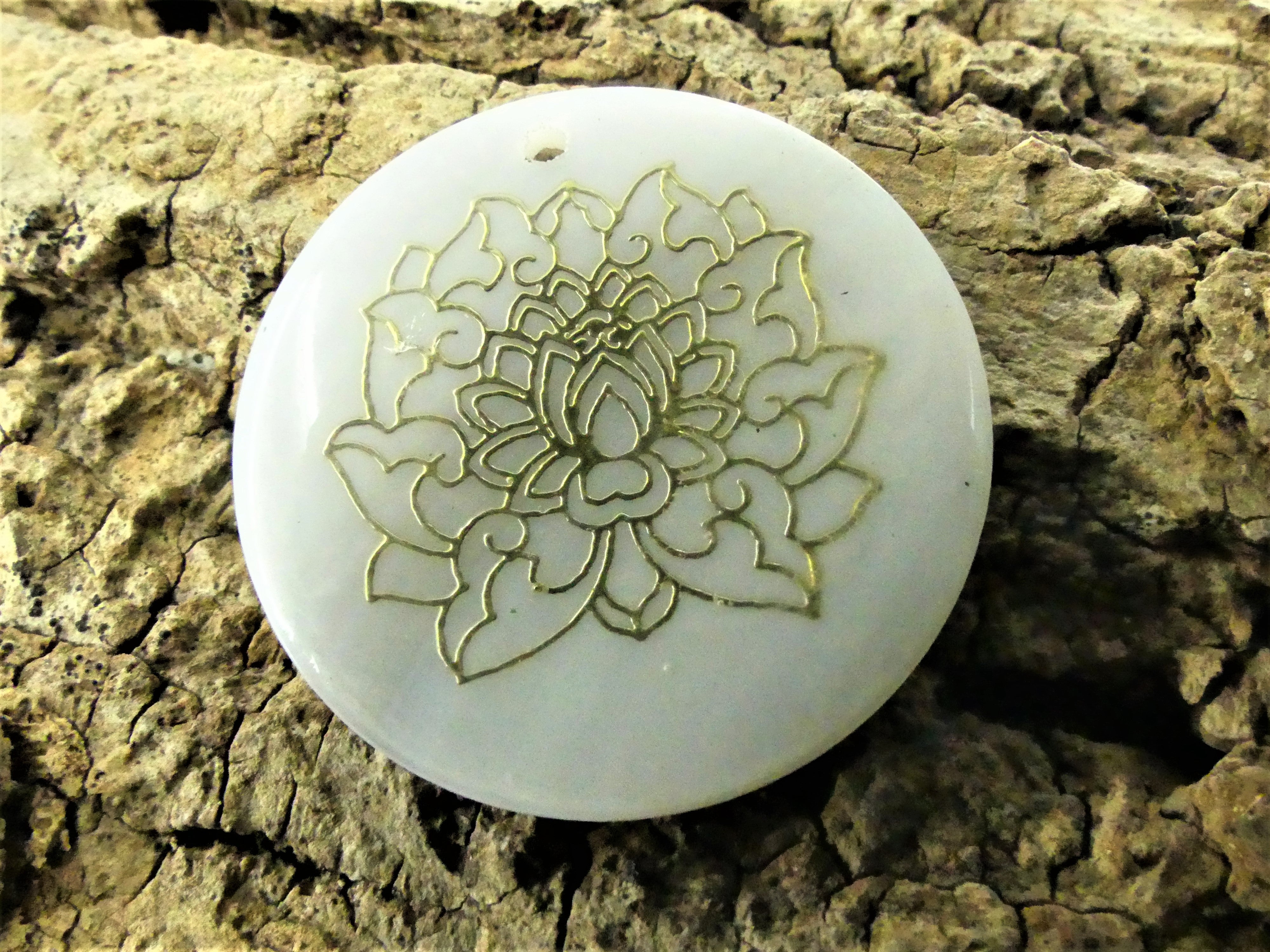 Pendentif - Lotus Freshwater motif doré (1 pce)