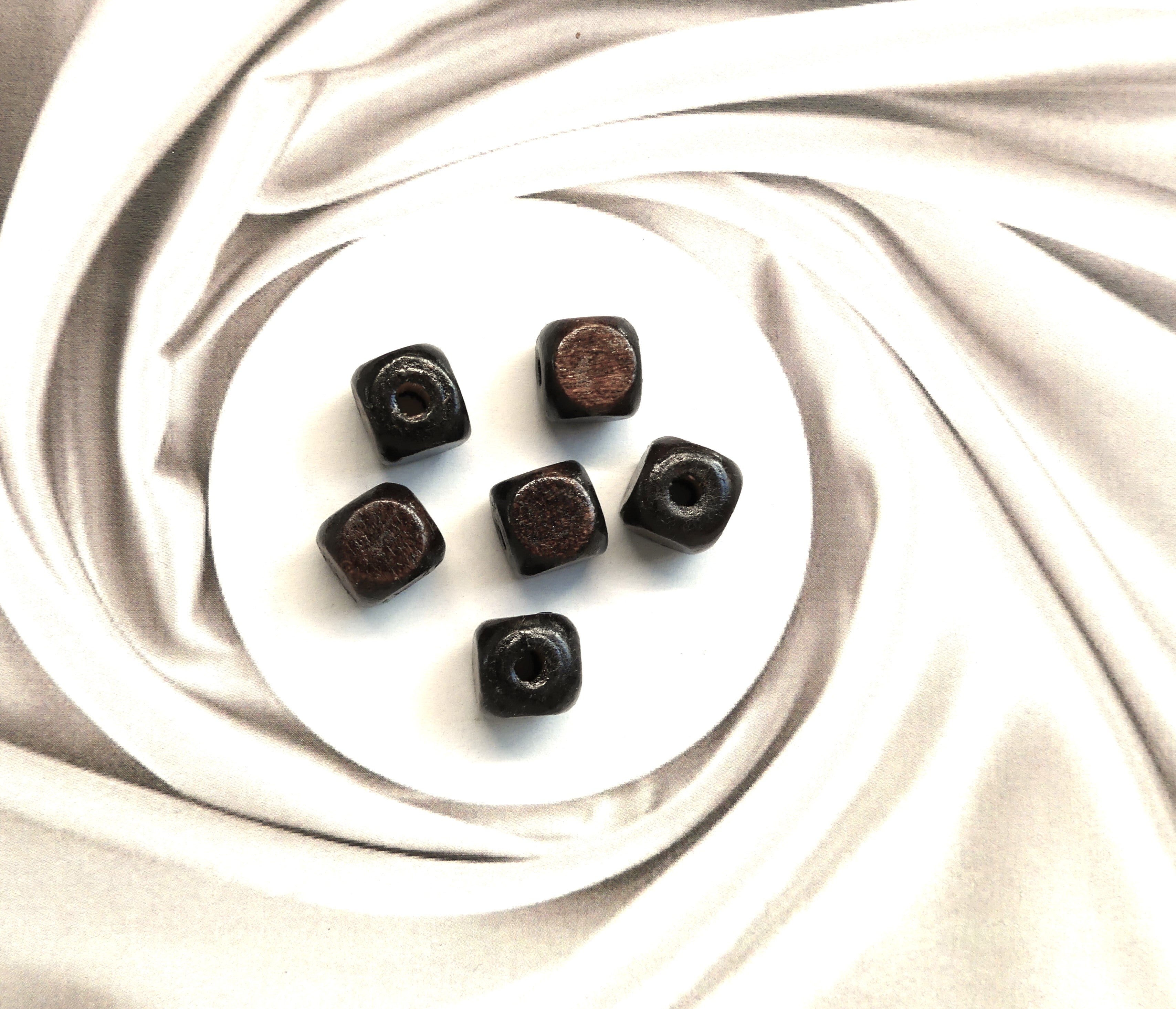 Perle cube en bois naturel teinté - (10 pces)