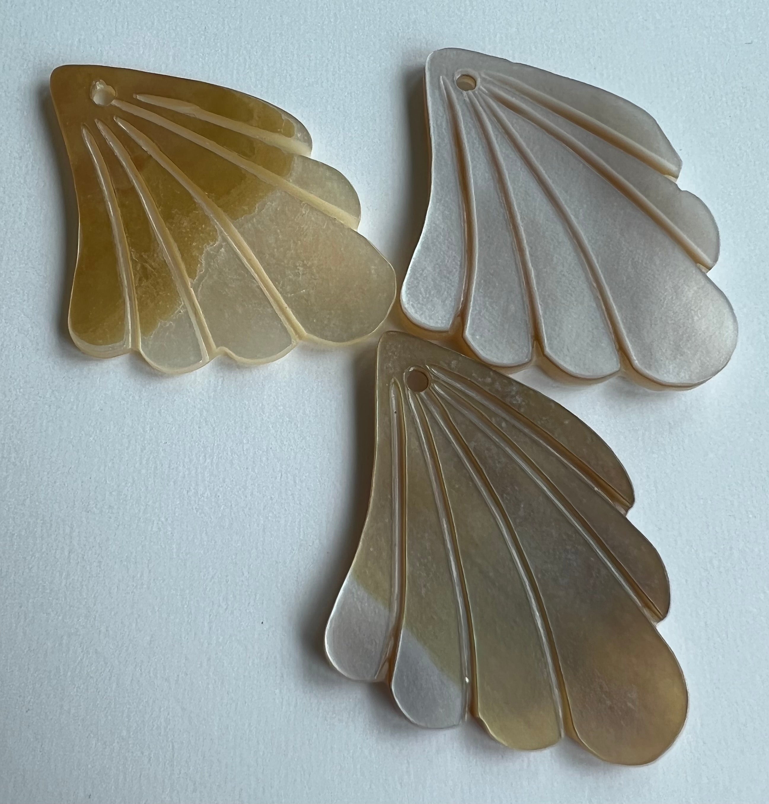 Pendentif plume en coquillage d'eau douce (1 pce)