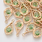 Pendentifs en verre à facettes, larme, or clair, vert printemps moyen (à la pièce)