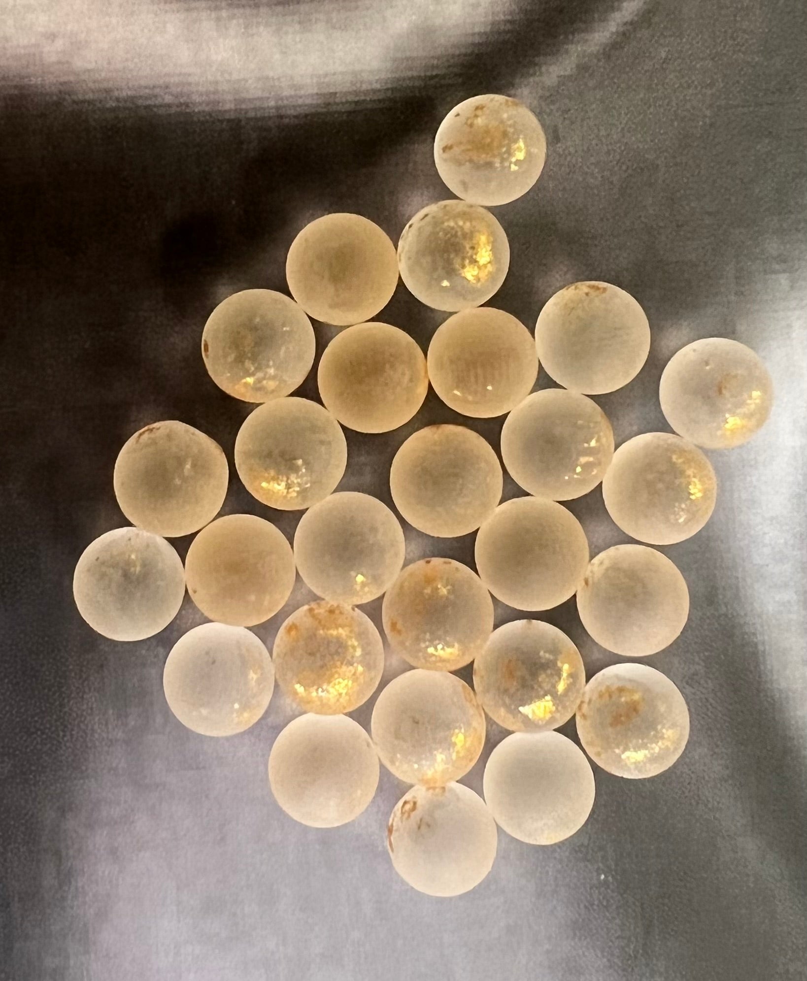 Perle de verre, dépoli avec feuilles d'or 